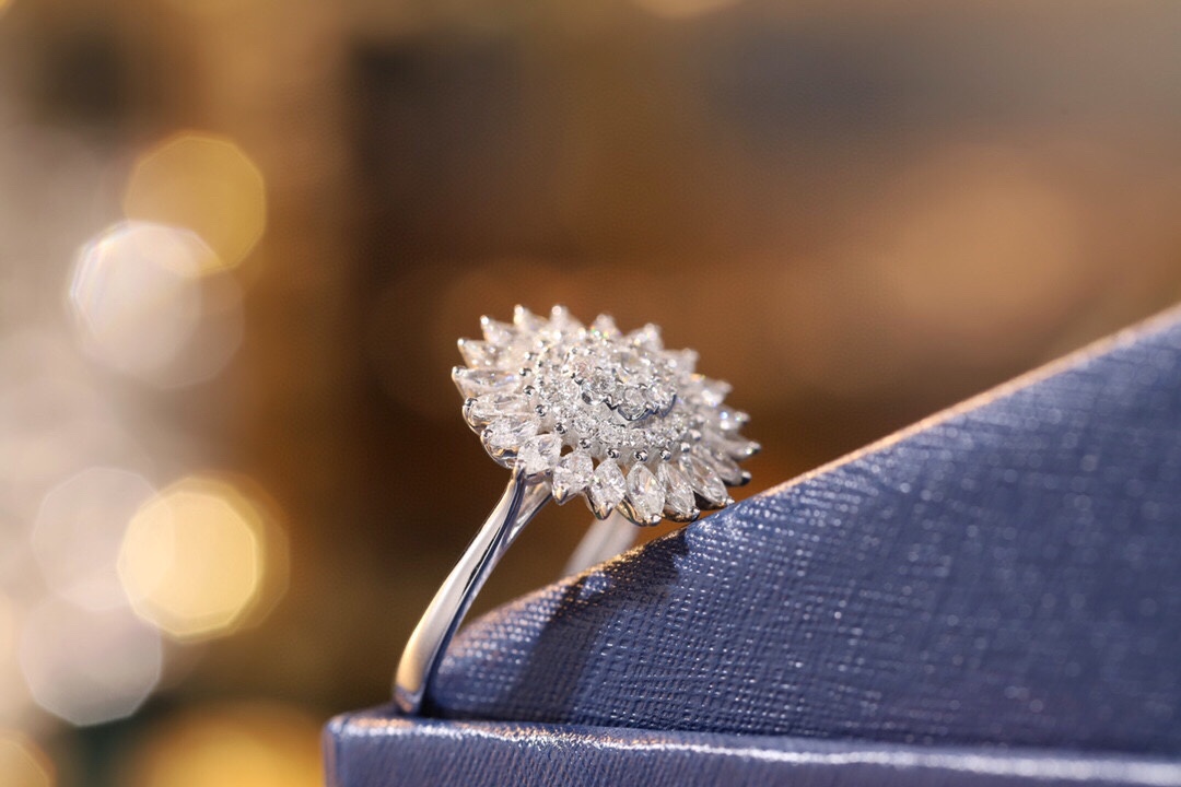 18K Gold Sunflower Diamond Ring 1.0ct  Marquise Cut Brilliant Sparkle Natural Diamond