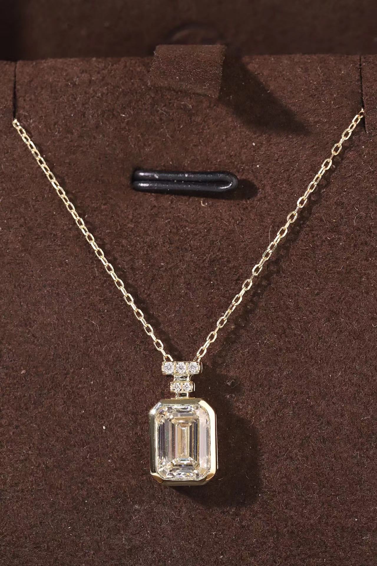 10k gold diamond necklace with a lab-grown diamond of 2.05ct