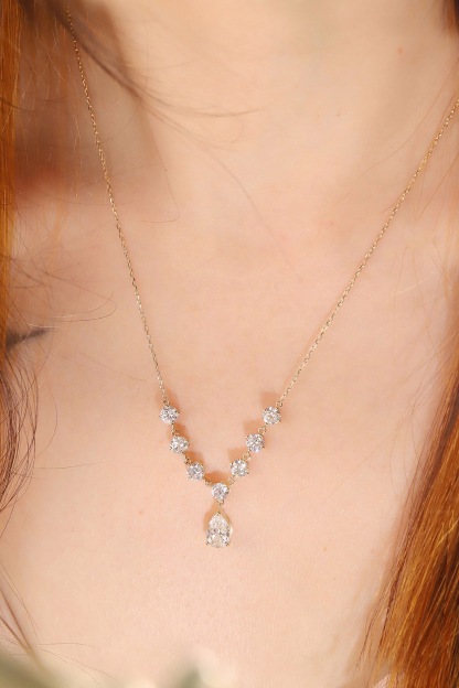 10k gold diamond necklace with a lab-grown diamond of 3ct