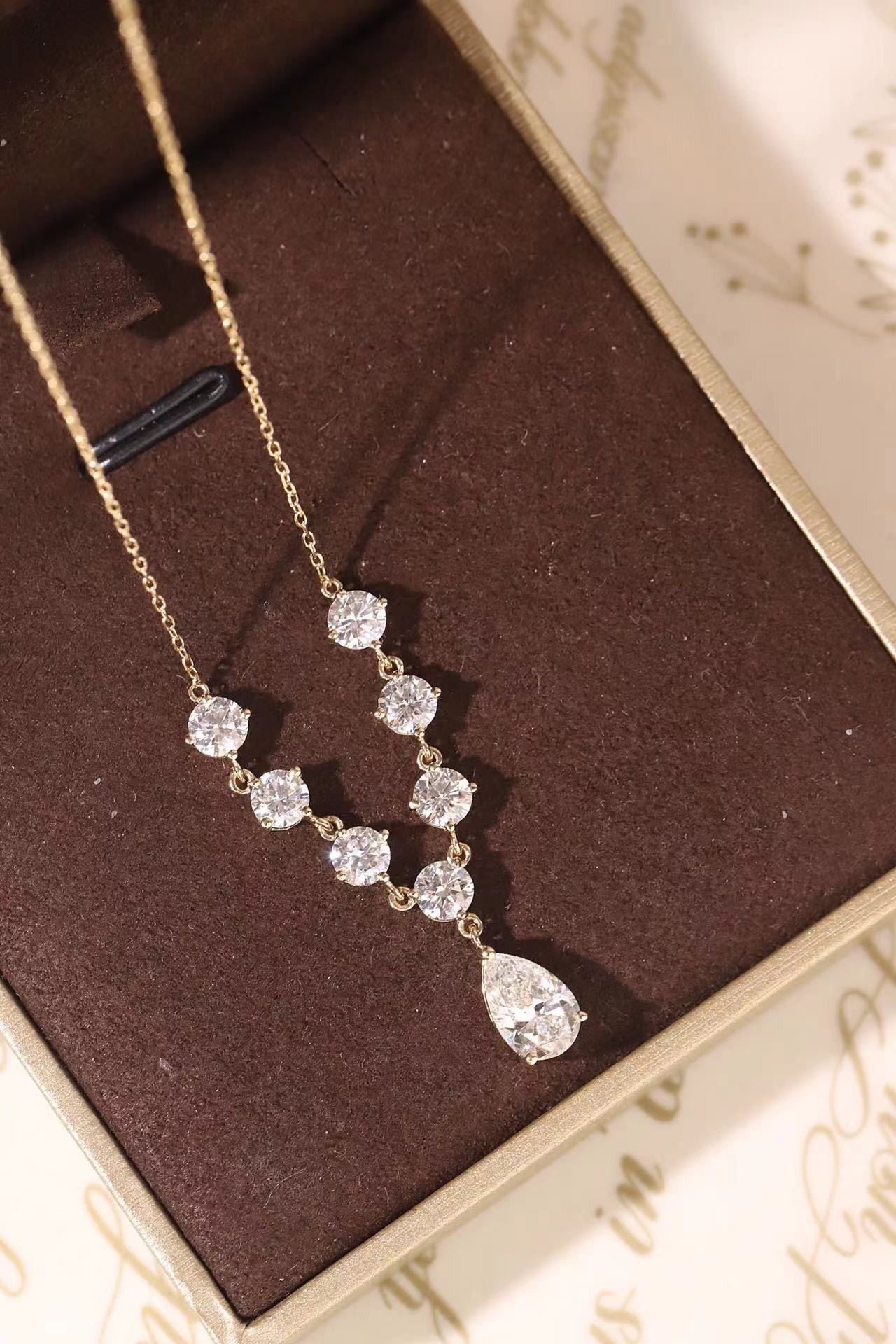 10k gold diamond necklace with a lab-grown diamond of 3ct