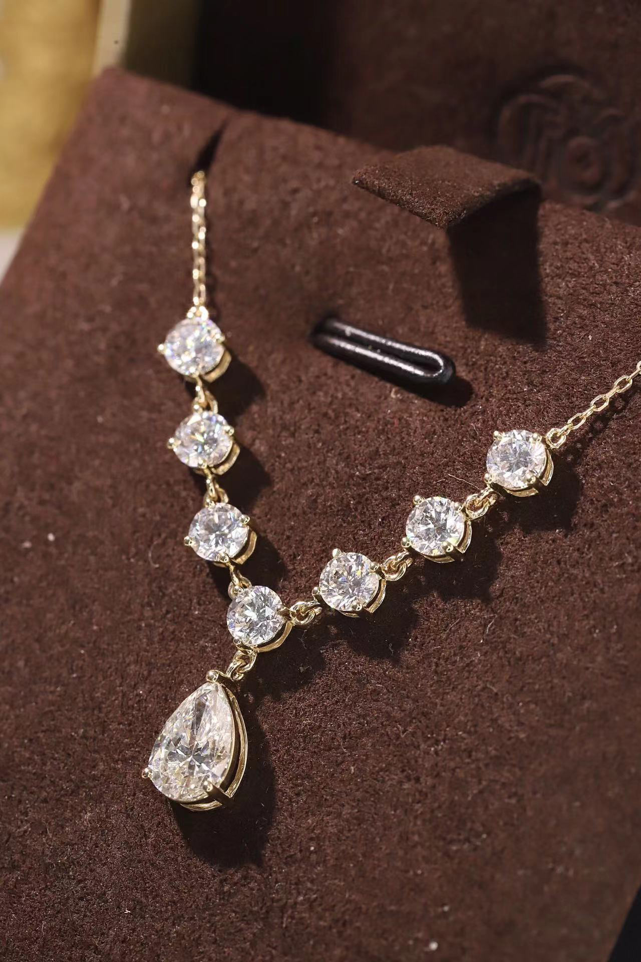 10k gold diamond necklace with a lab-grown diamond of 3ct