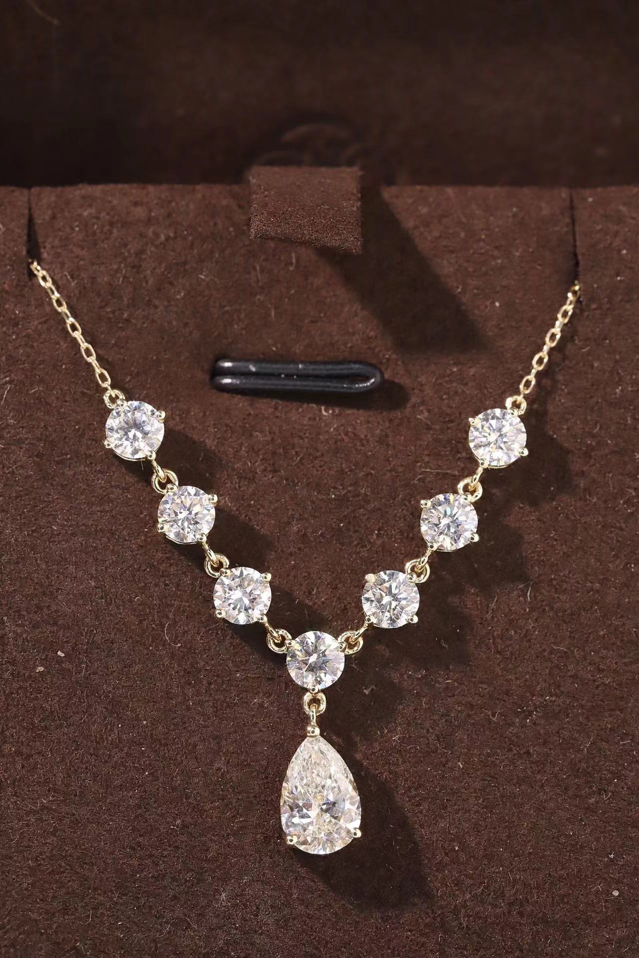 10k gold diamond necklace with a lab-grown diamond of 3ct