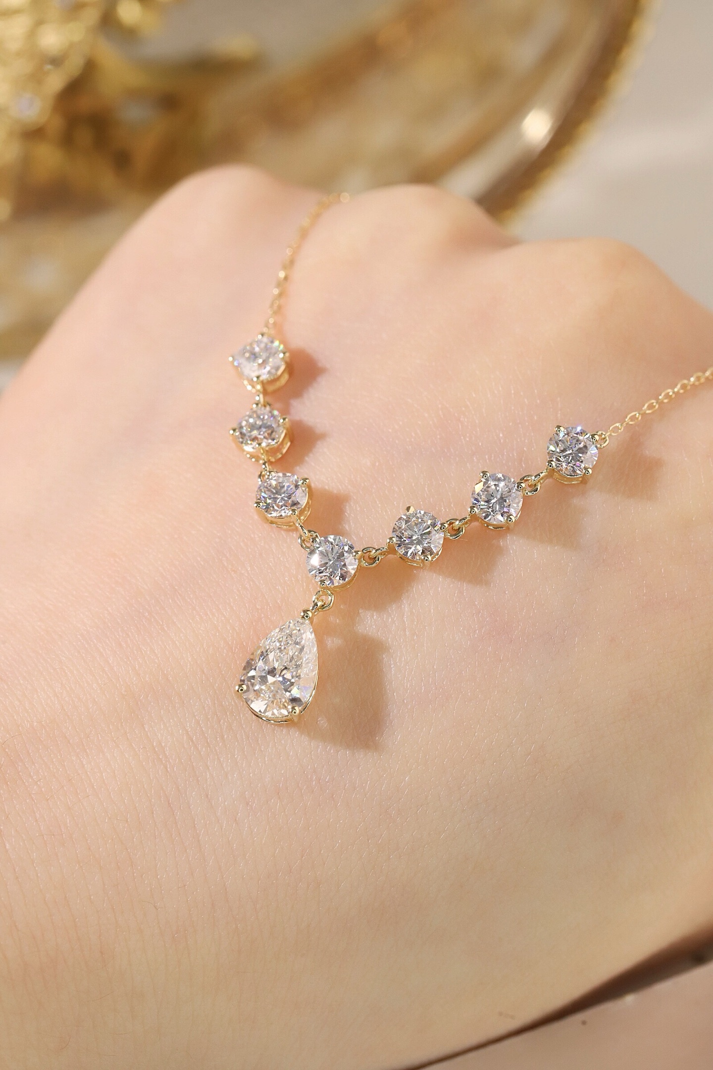 10k gold diamond necklace with a lab-grown diamond of 3ct