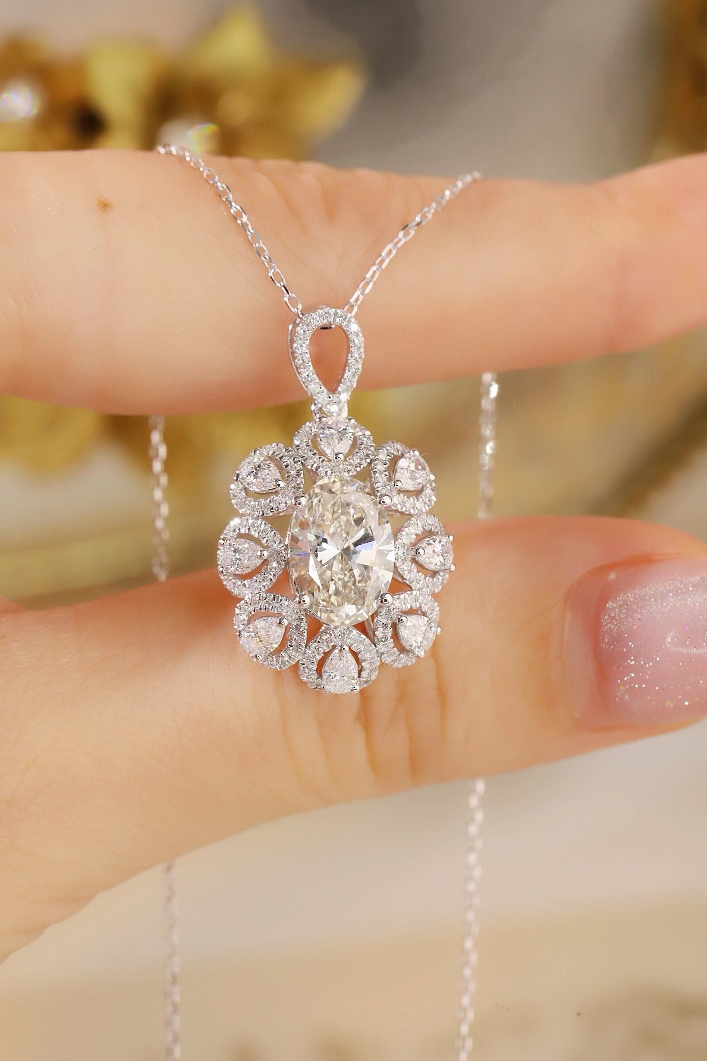 10k gold diamond necklace with a lab-grown diamond of 3ct; the main stone is an oval-cut diamond weighing 2.0ct