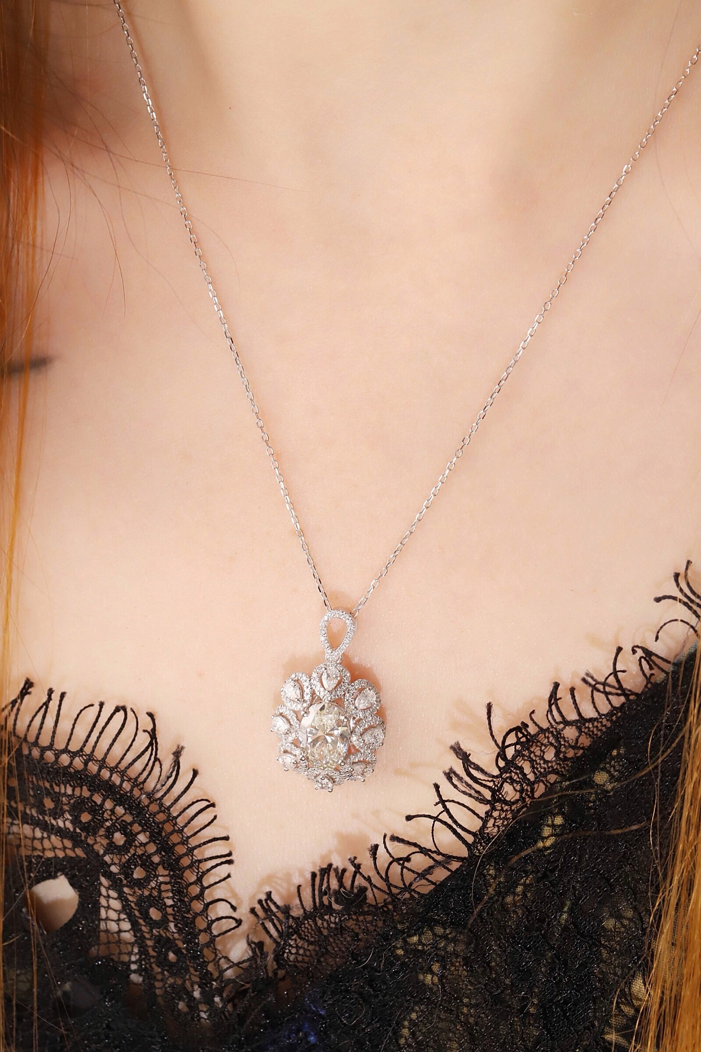 10k gold diamond necklace with a lab-grown diamond of 3ct; the main stone is an oval-cut diamond weighing 2.0ct