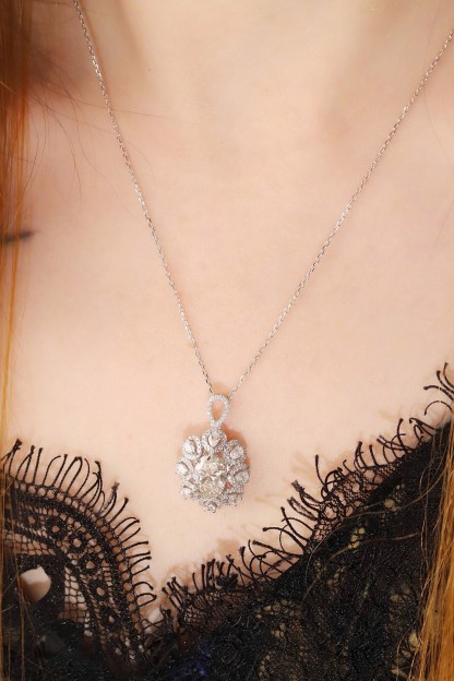 10k gold diamond necklace with a lab-grown diamond of 3ct; the main stone is an oval-cut diamond weighing 2.0ct