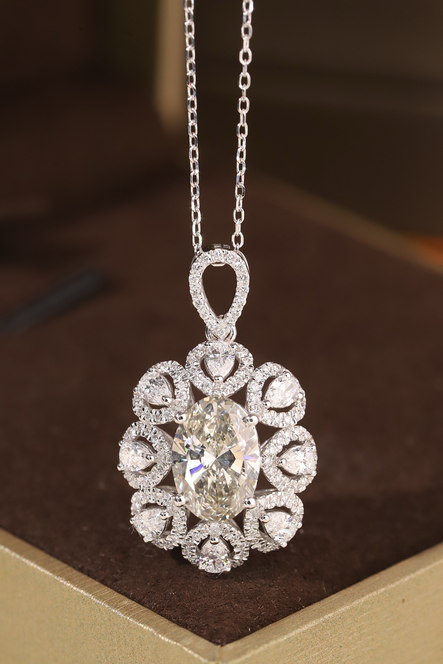10k gold diamond necklace with a lab-grown diamond of 3ct; the main stone is an oval-cut diamond weighing 2.0ct