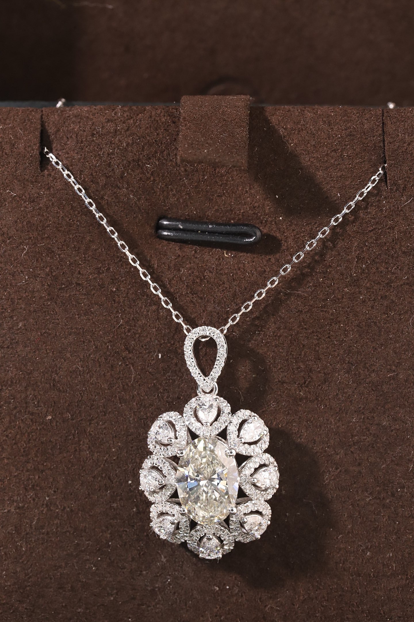 10k gold diamond necklace with a lab-grown diamond of 3ct; the main stone is an oval-cut diamond weighing 2.0ct