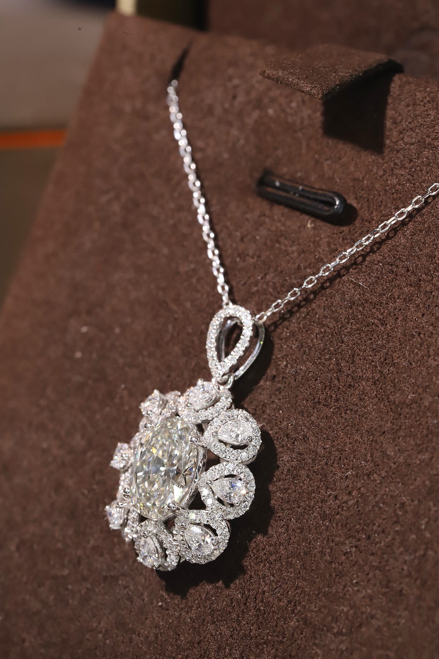 10k gold diamond necklace with a lab-grown diamond of 3ct; the main stone is an oval-cut diamond weighing 2.0ct