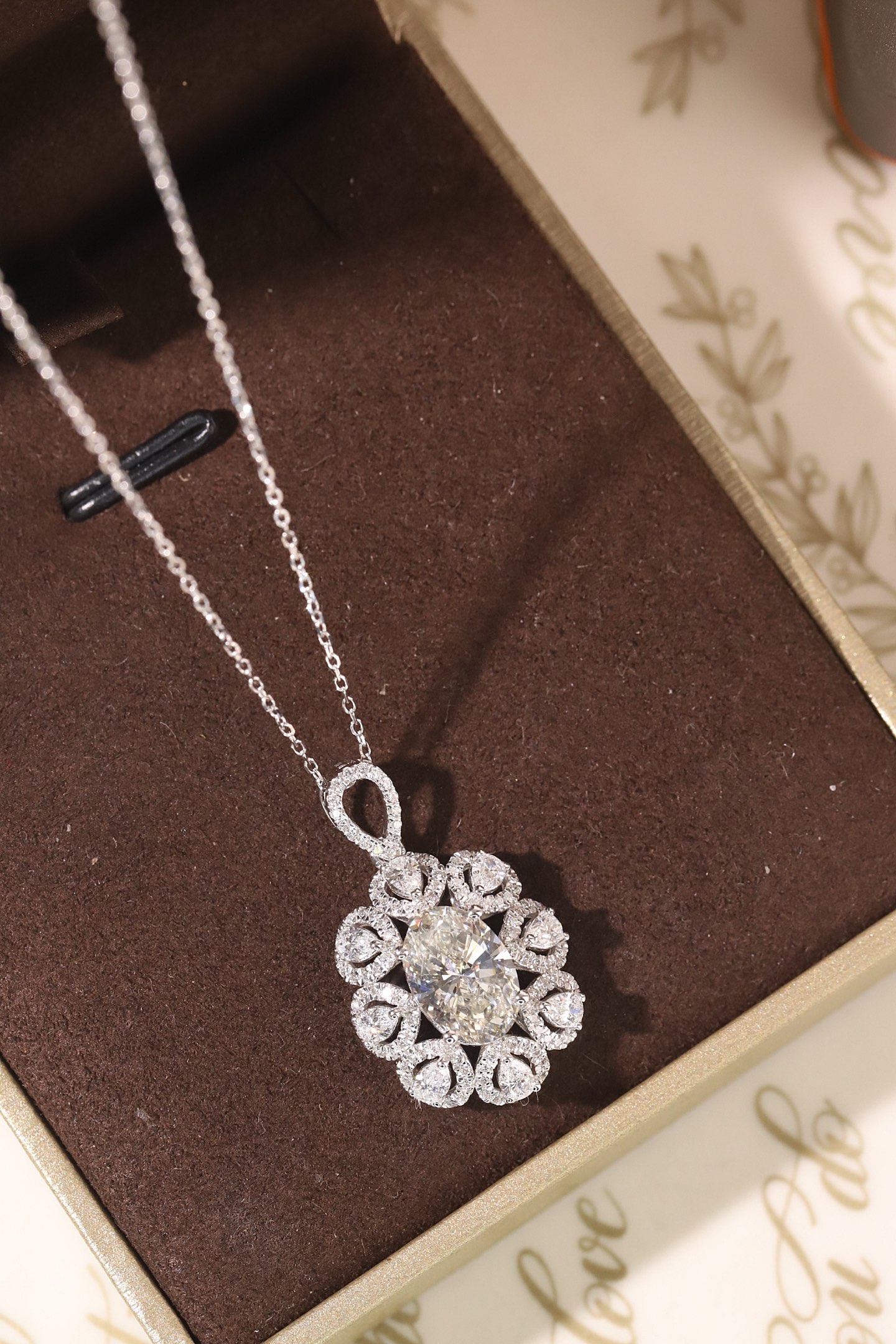 10k gold diamond necklace with a lab-grown diamond of 3ct; the main stone is an oval-cut diamond weighing 2.0ct
