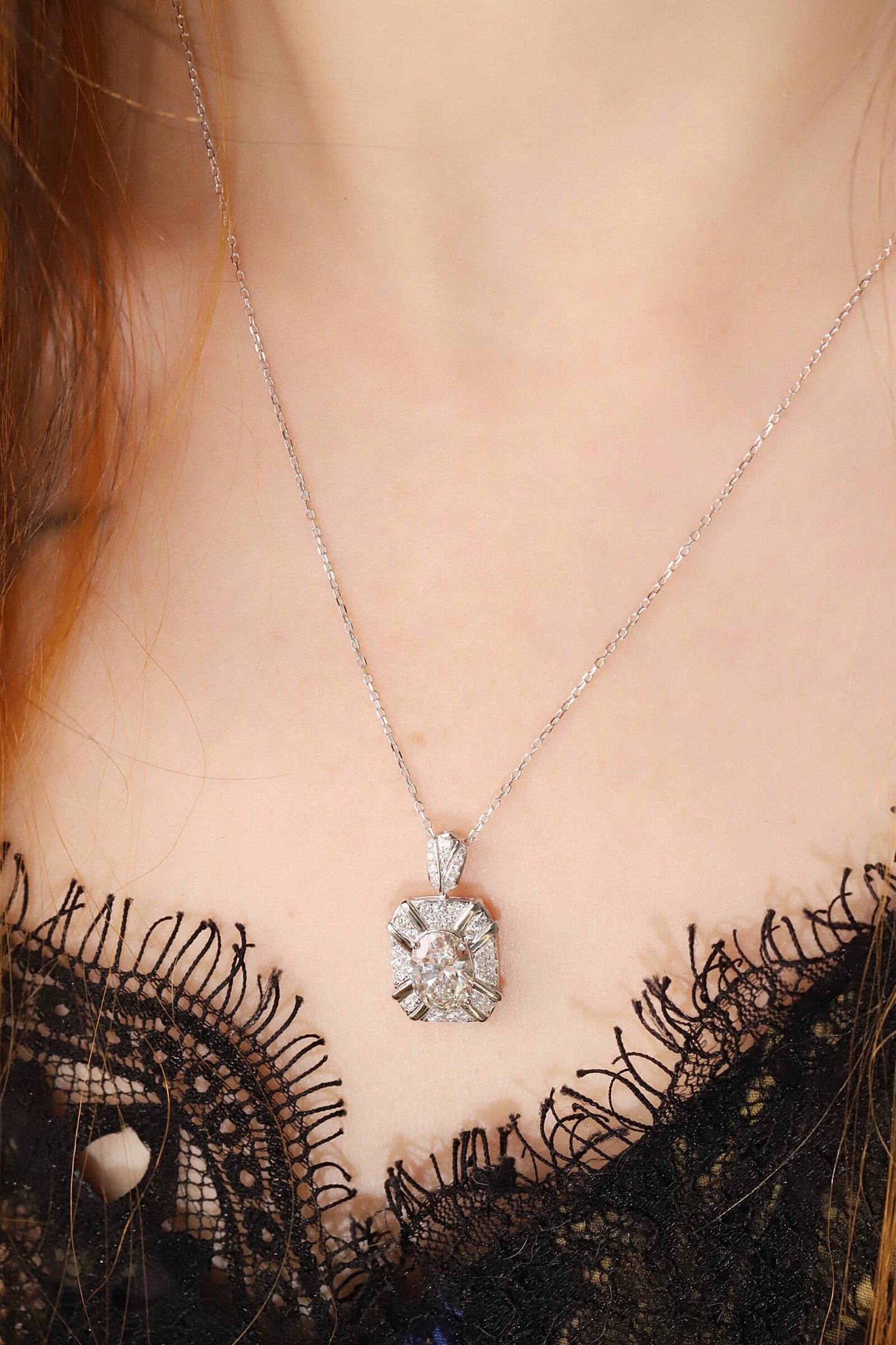 10k gold diamond necklace with a lab-grown diamond of 2.5ct; the main stone is an oval-cut diamond weighing 2.0ct
