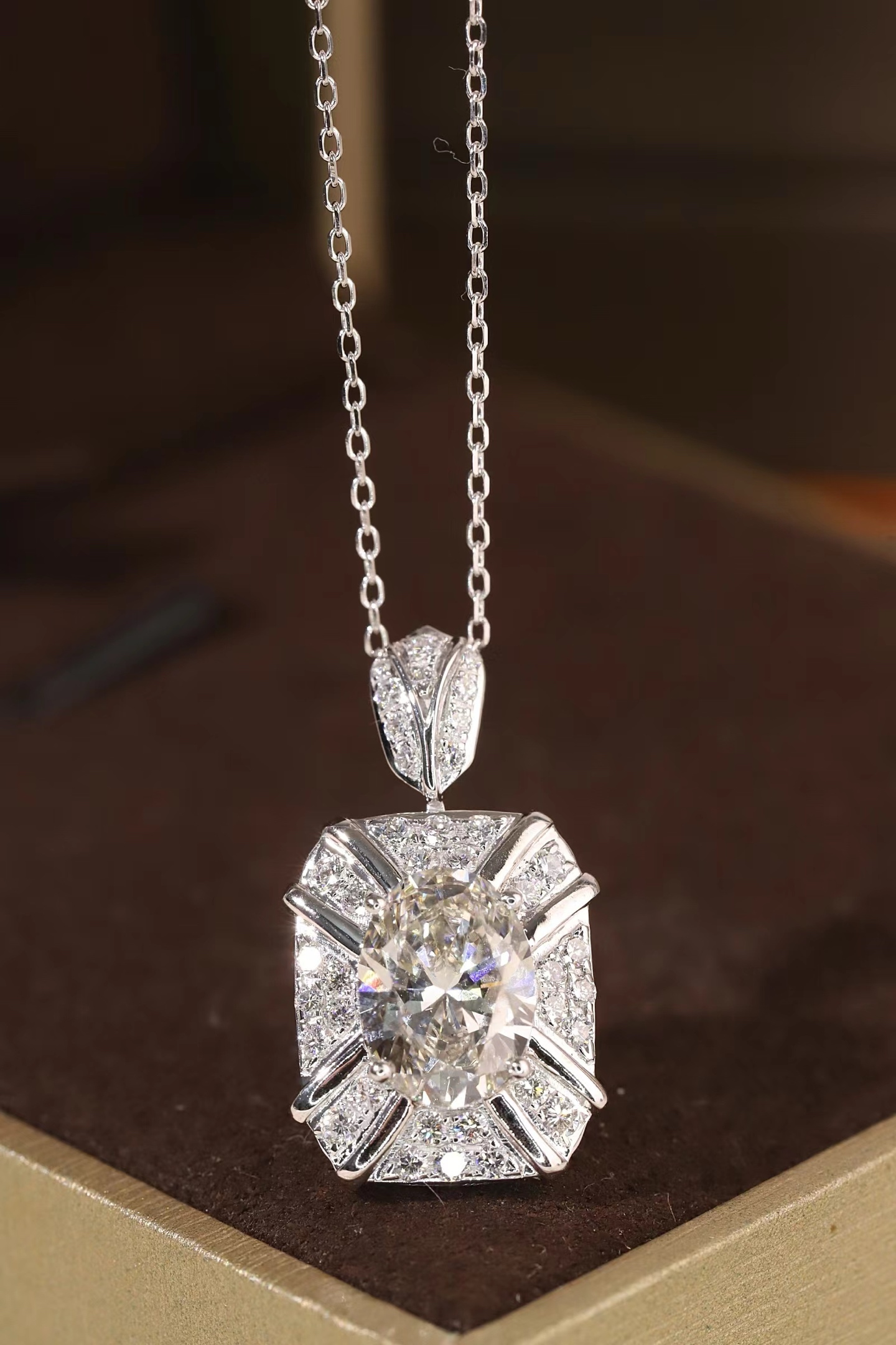10k gold diamond necklace with a lab-grown diamond of 2.5ct; the main stone is an oval-cut diamond weighing 2.0ct