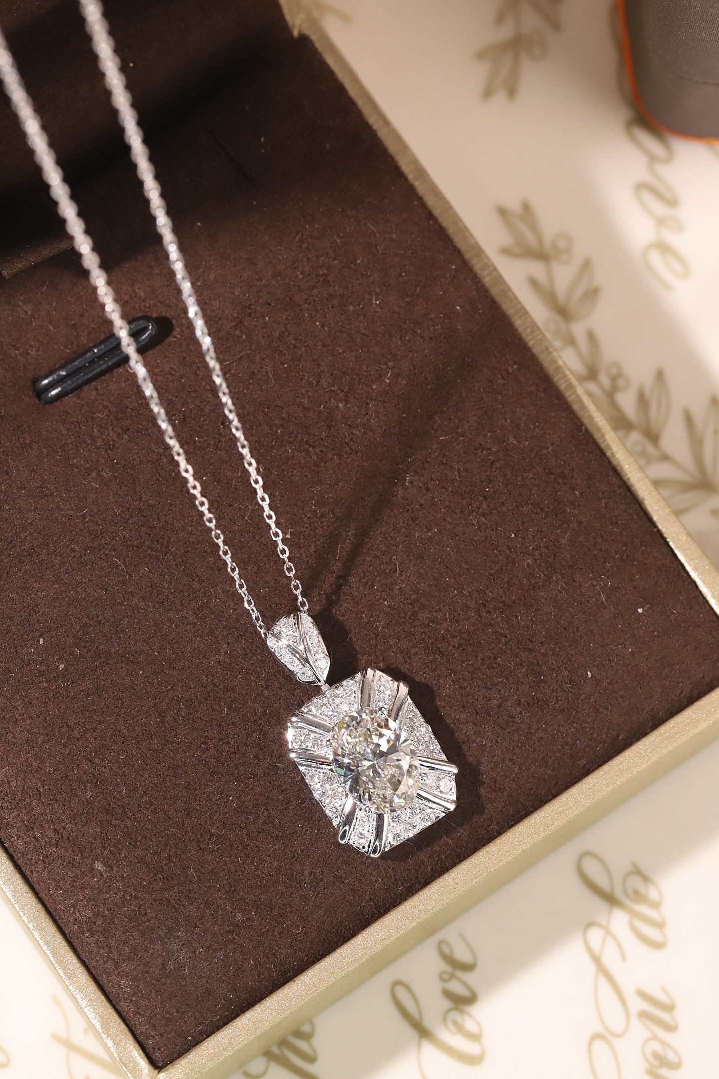 10k gold diamond necklace with a lab-grown diamond of 2.5ct; the main stone is an oval-cut diamond weighing 2.0ct