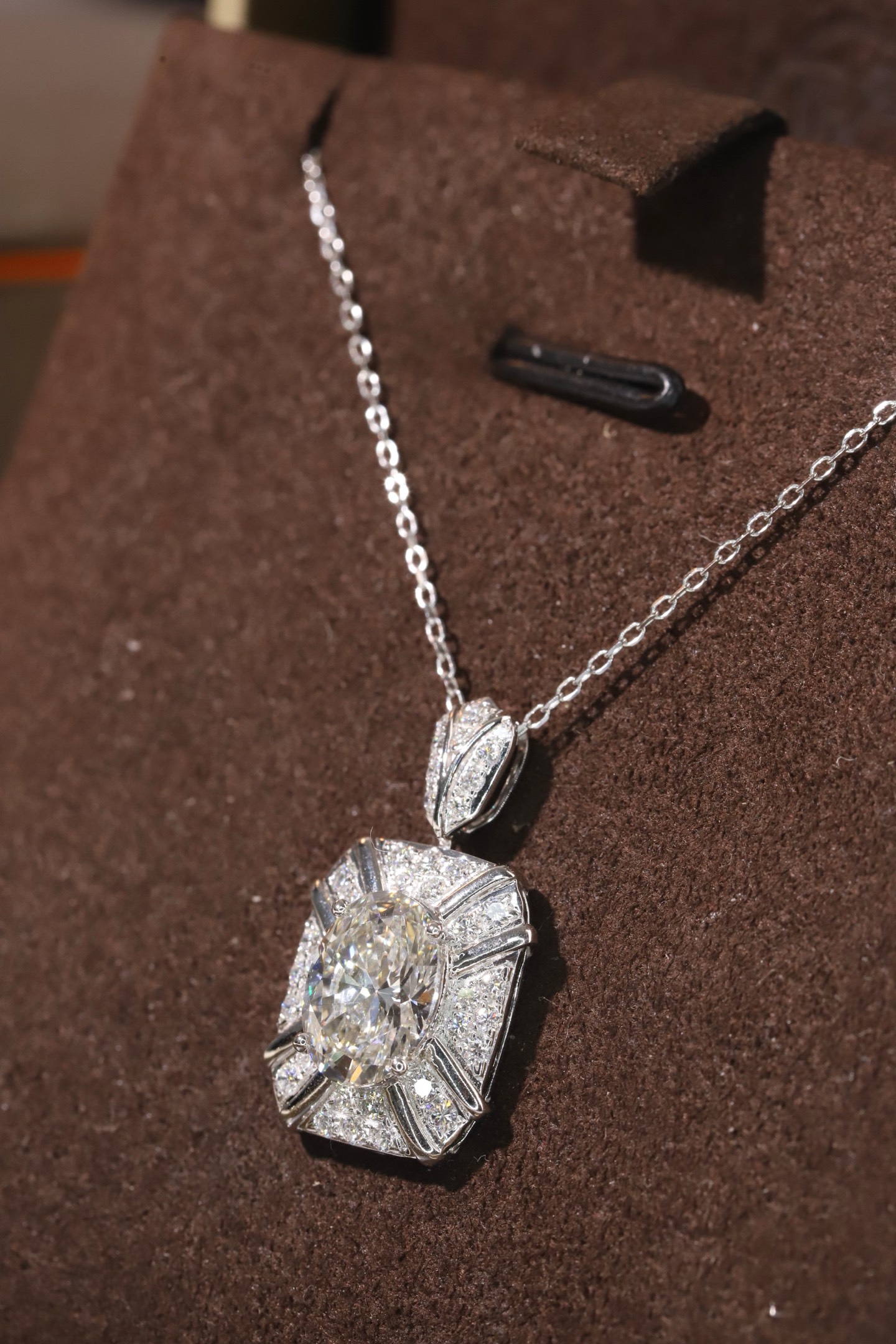 10k gold diamond necklace with a lab-grown diamond of 2.5ct; the main stone is an oval-cut diamond weighing 2.0ct