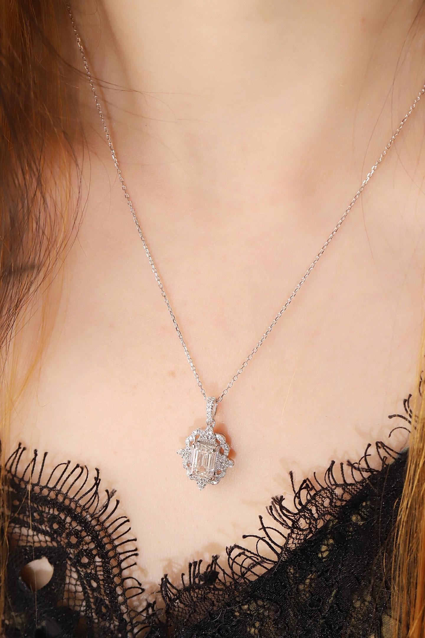 10k gold diamond necklace with a lab-grown diamond of 2.50ct
