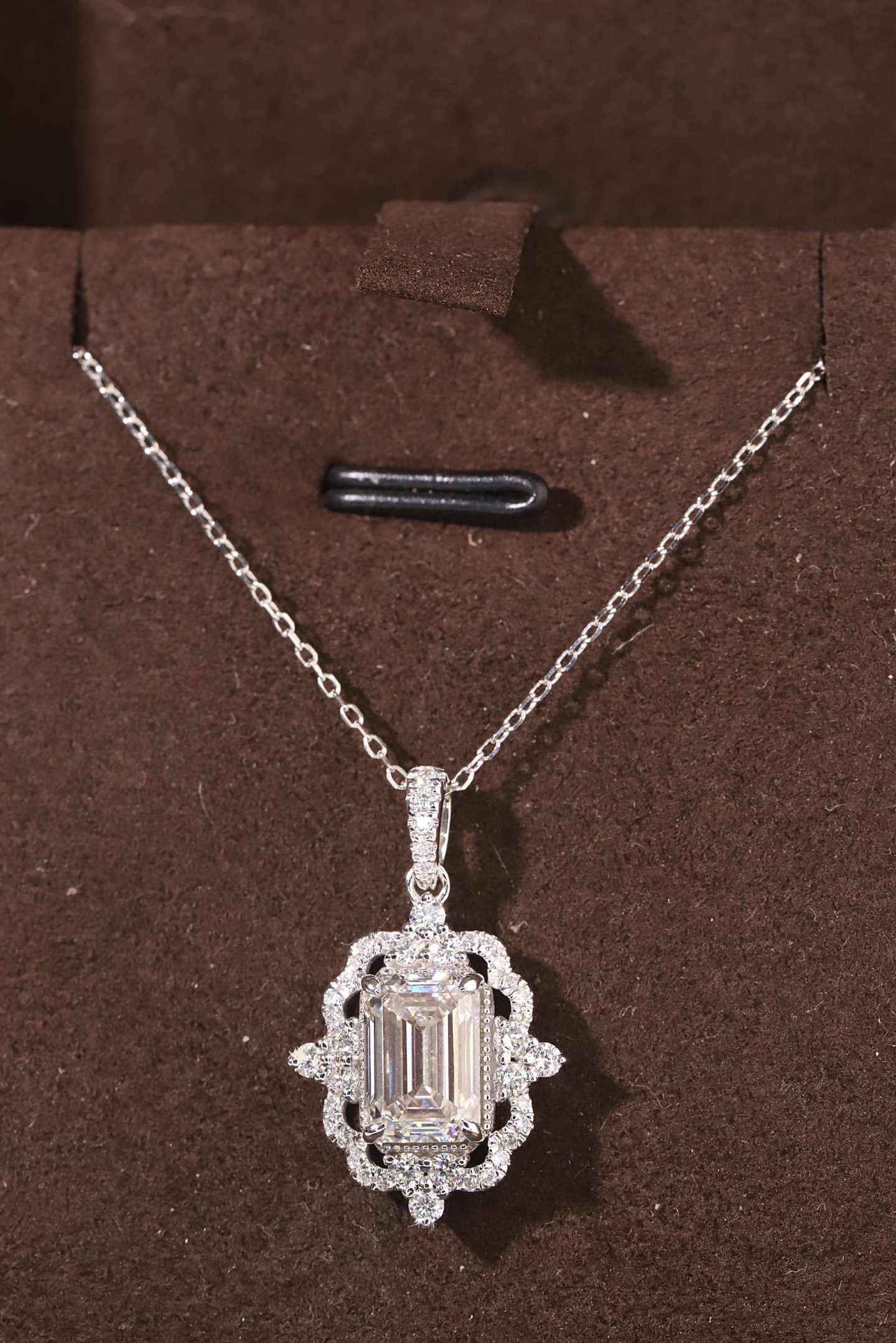 10k gold diamond necklace with a lab-grown diamond of 2.50ct