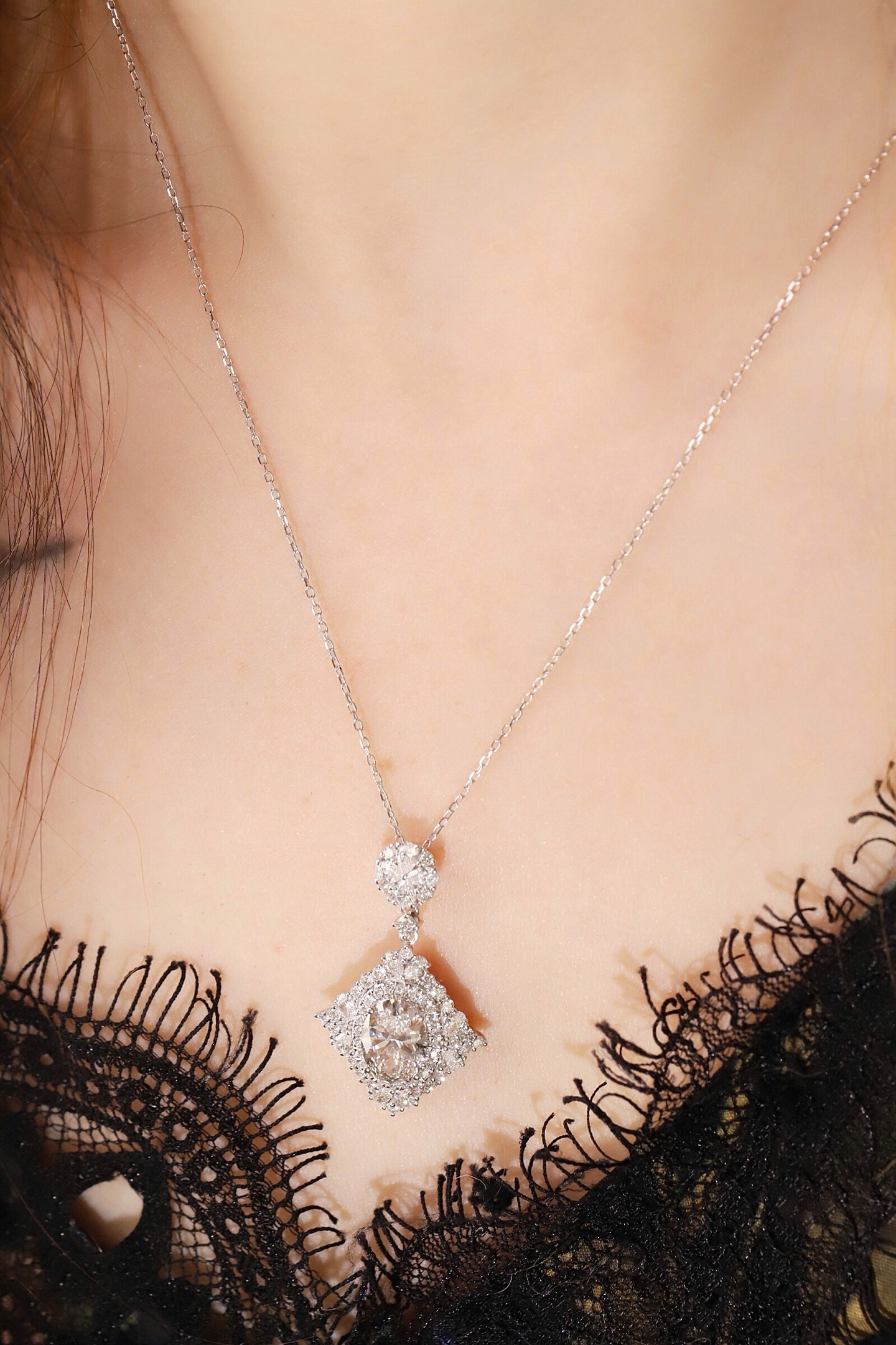 10k gold diamond necklace with a lab-grown diamond of 3.45ct; the main stone is an oval-cut diamond weighing 2.0ct