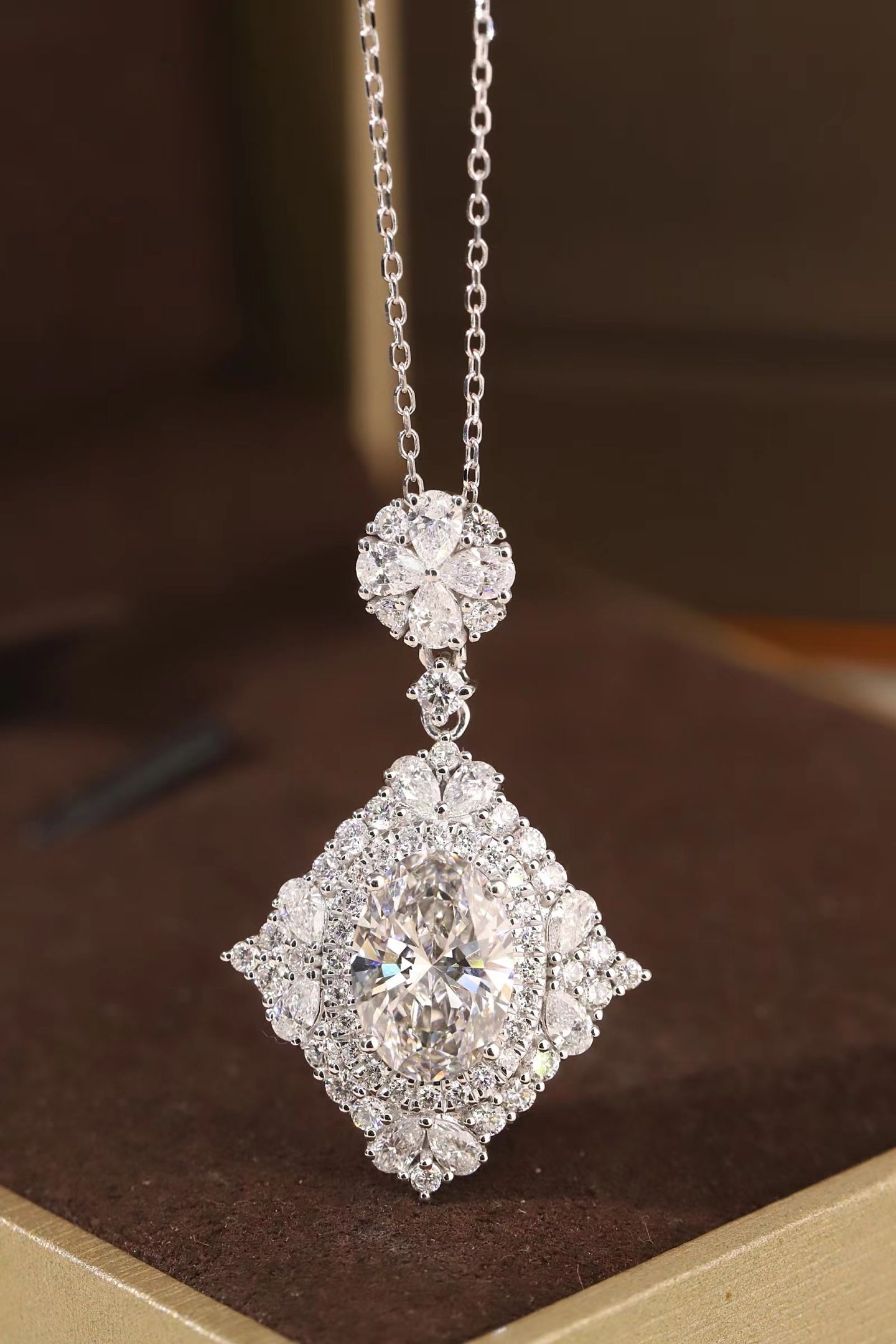 10k gold diamond necklace with a lab-grown diamond of 3.45ct; the main stone is an oval-cut diamond weighing 2.0ct