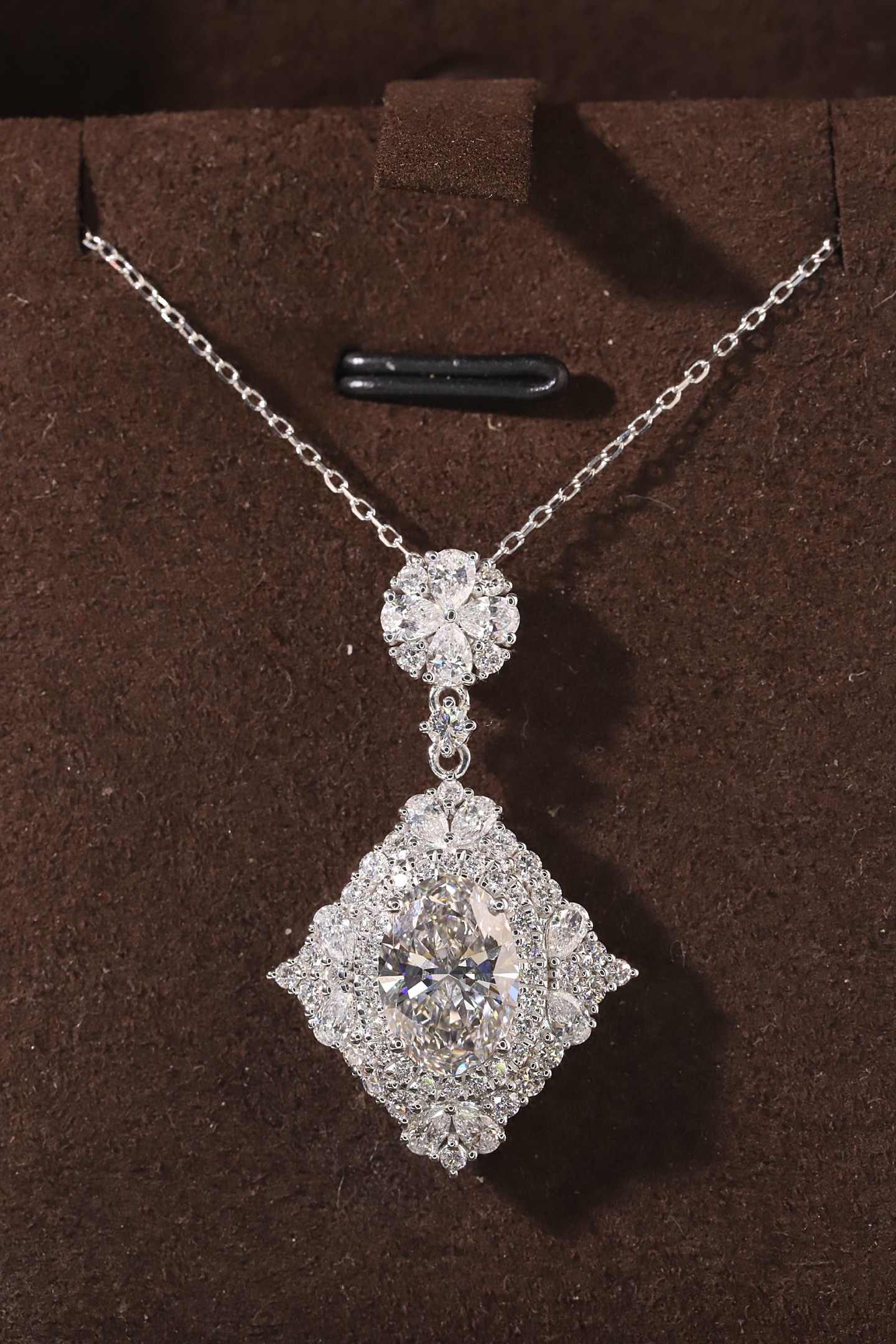 10k gold diamond necklace with a lab-grown diamond of 3.45ct; the main stone is an oval-cut diamond weighing 2.0ct