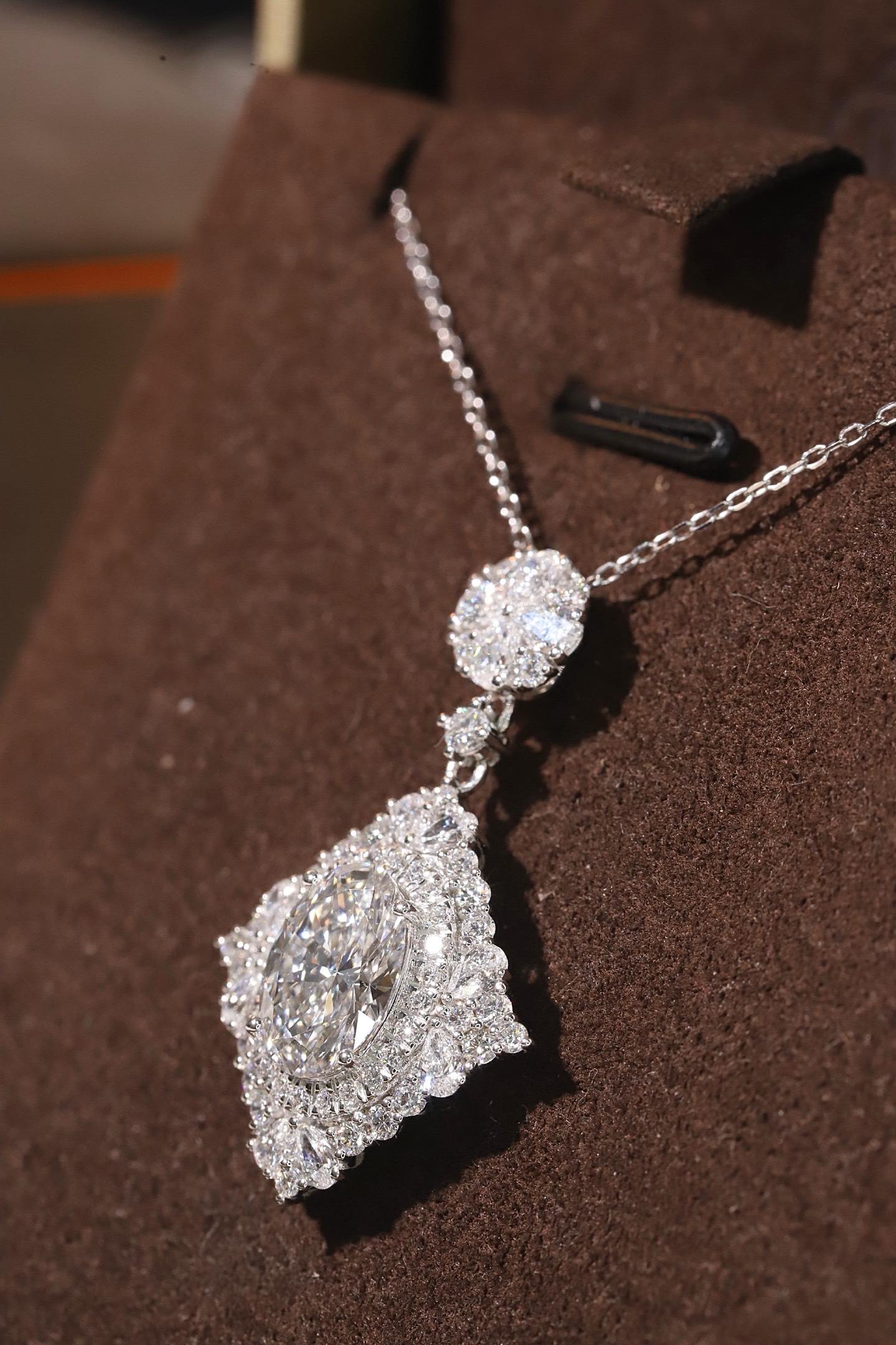 10k gold diamond necklace with a lab-grown diamond of 3.45ct; the main stone is an oval-cut diamond weighing 2.0ct