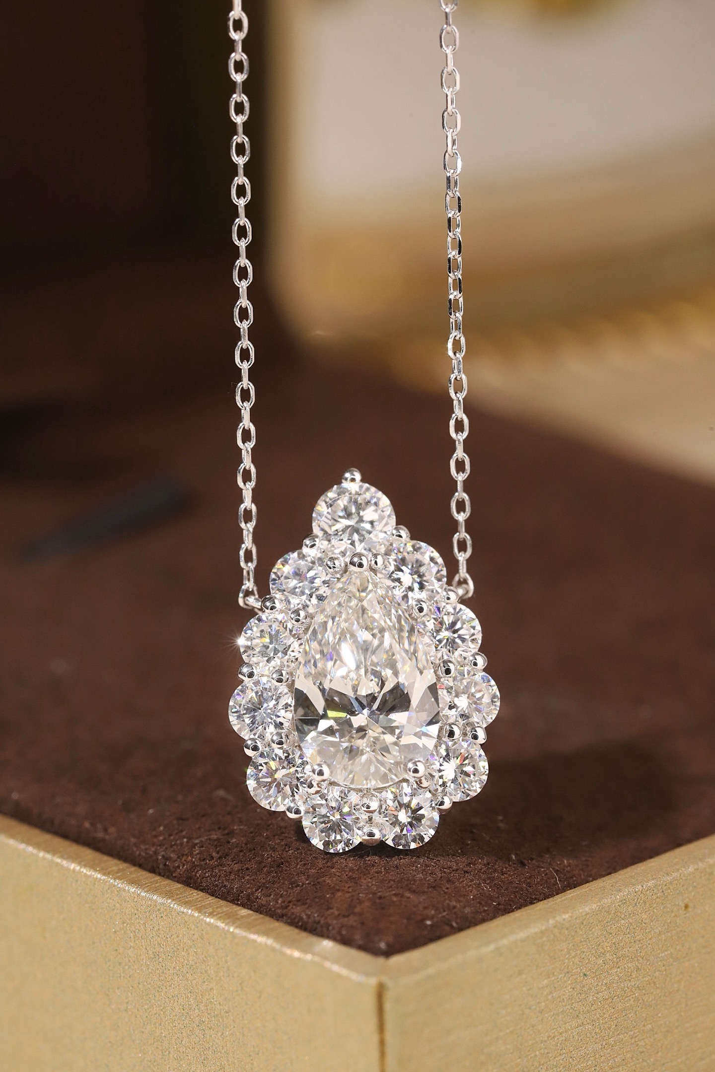 10k gold diamond necklace with a lab-grown diamond of 3.8ct; the main stone is an pear shape diamond weighing 2.0ct