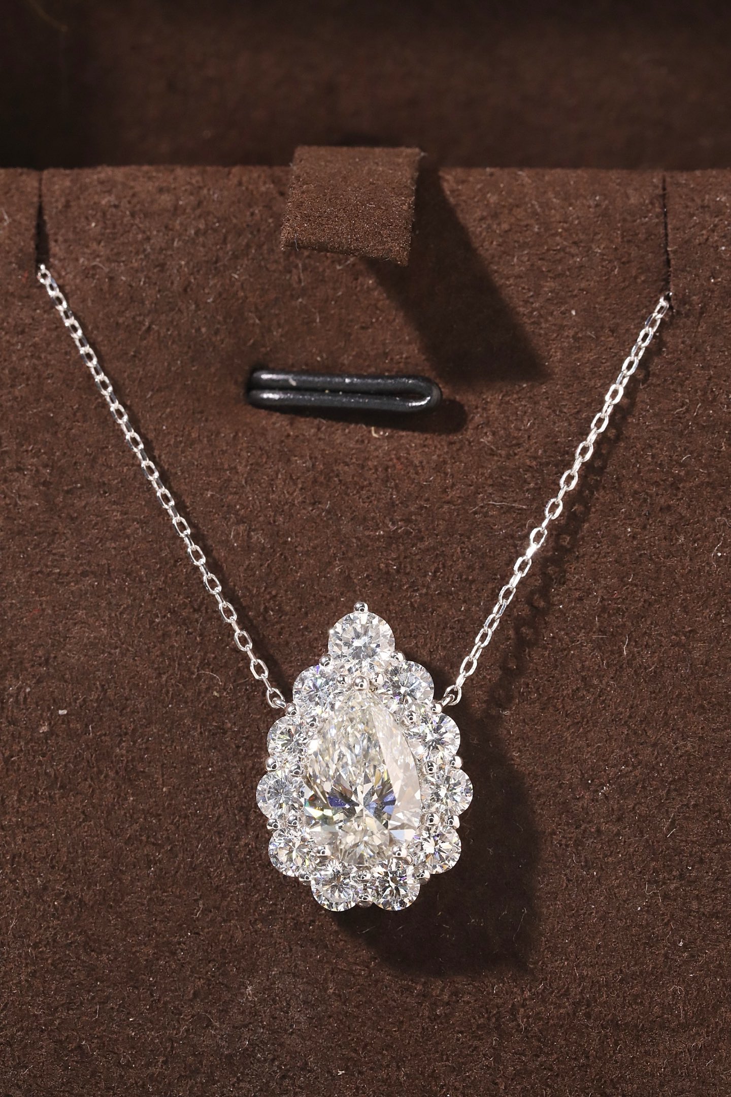 10k gold diamond necklace with a lab-grown diamond of 3.8ct; the main stone is an pear shape diamond weighing 2.0ct