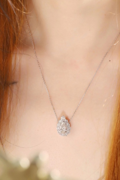 10k gold diamond necklace with a lab-grown diamond of 3.8ct; the main stone is an pear shape diamond weighing 2.0ct