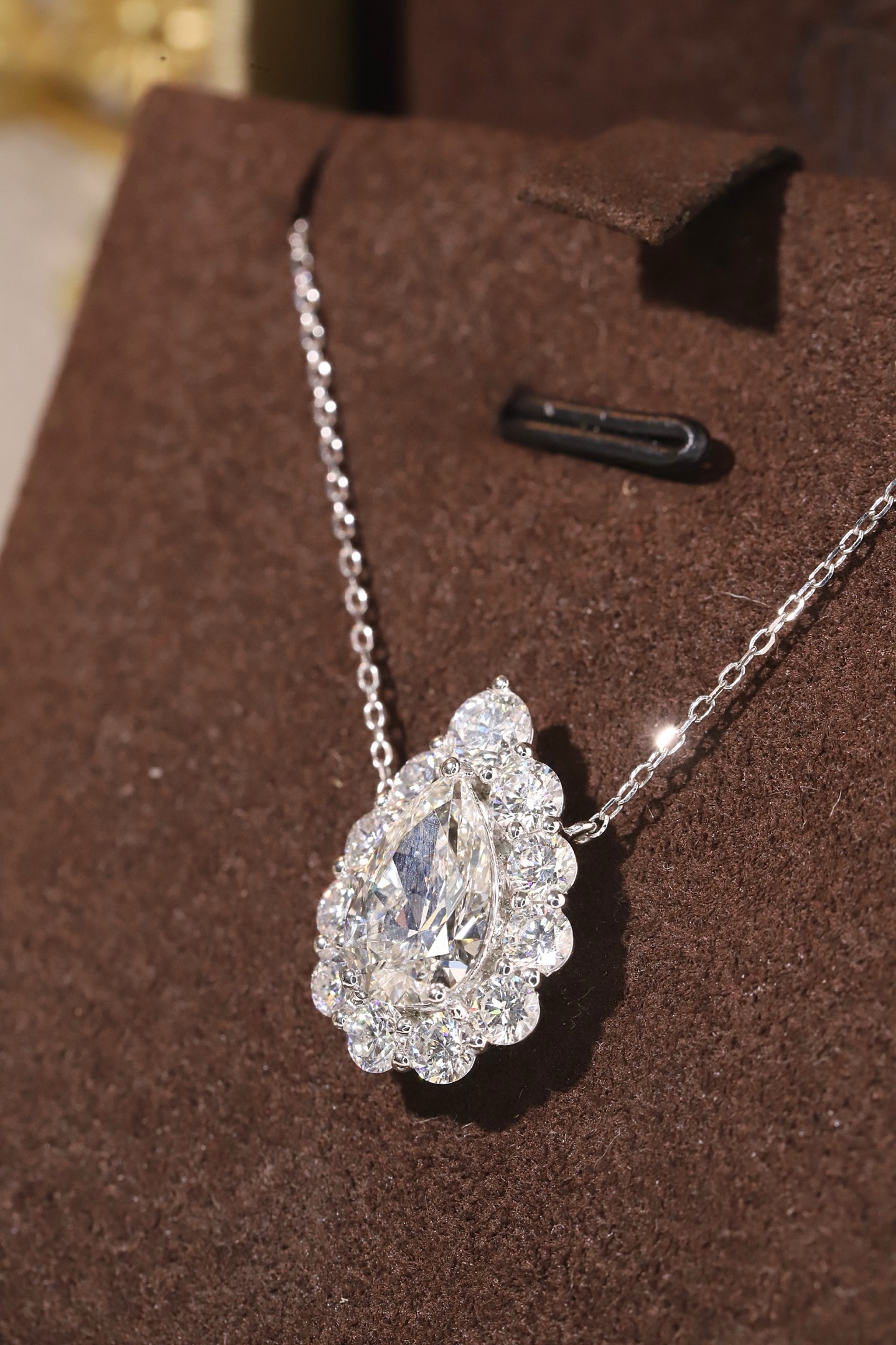 10k gold diamond necklace with a lab-grown diamond of 3.8ct; the main stone is an pear shape diamond weighing 2.0ct