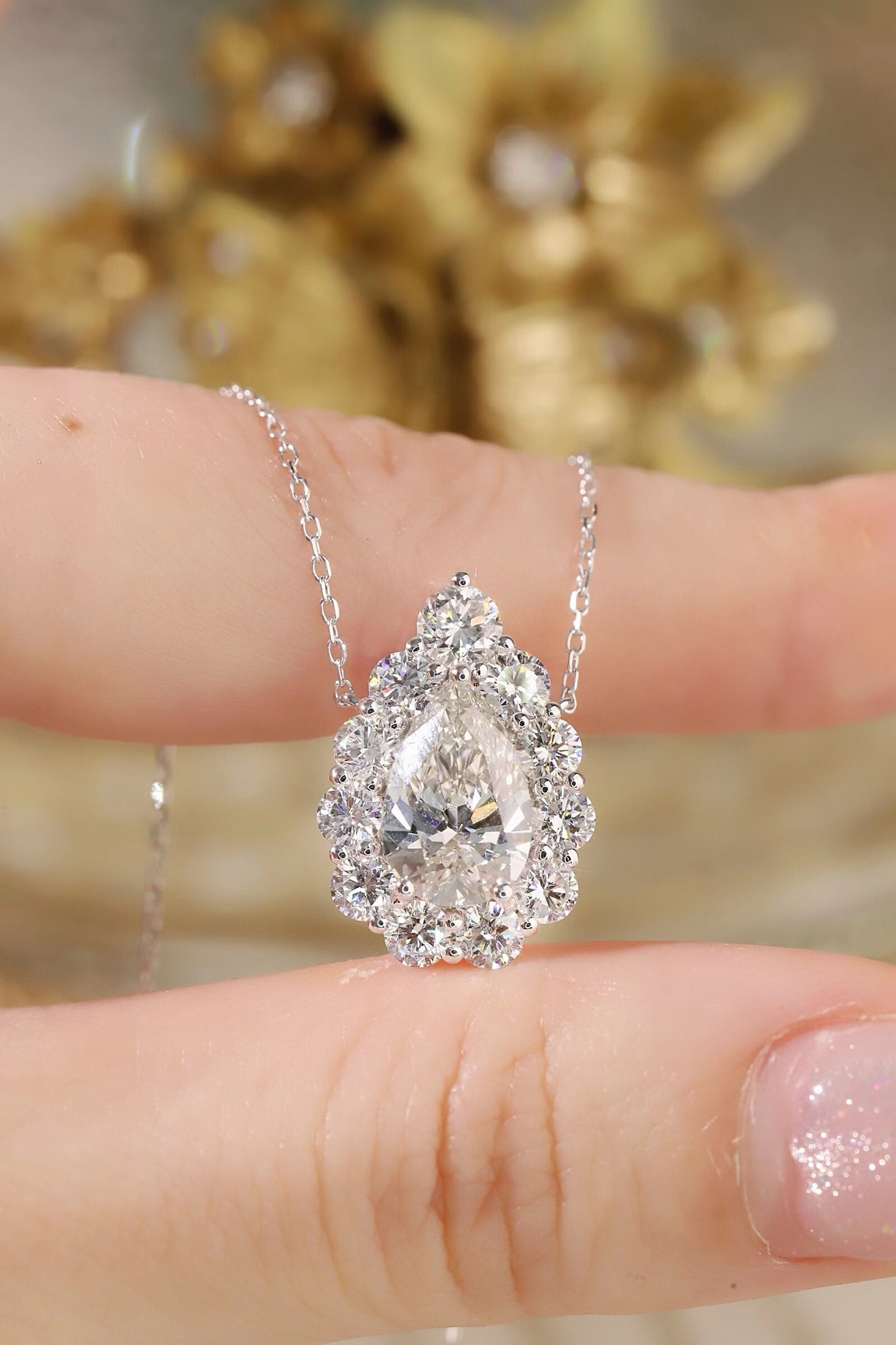 10k gold diamond necklace with a lab-grown diamond of 3.8ct; the main stone is an pear shape diamond weighing 2.0ct