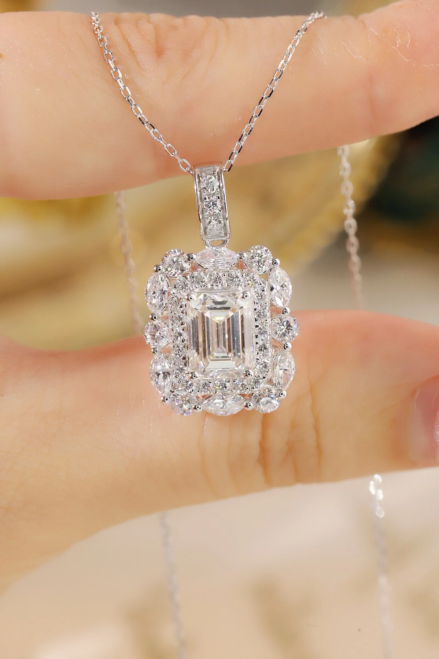 10k gold diamond necklace with a lab-grown diamond of 3.50ct