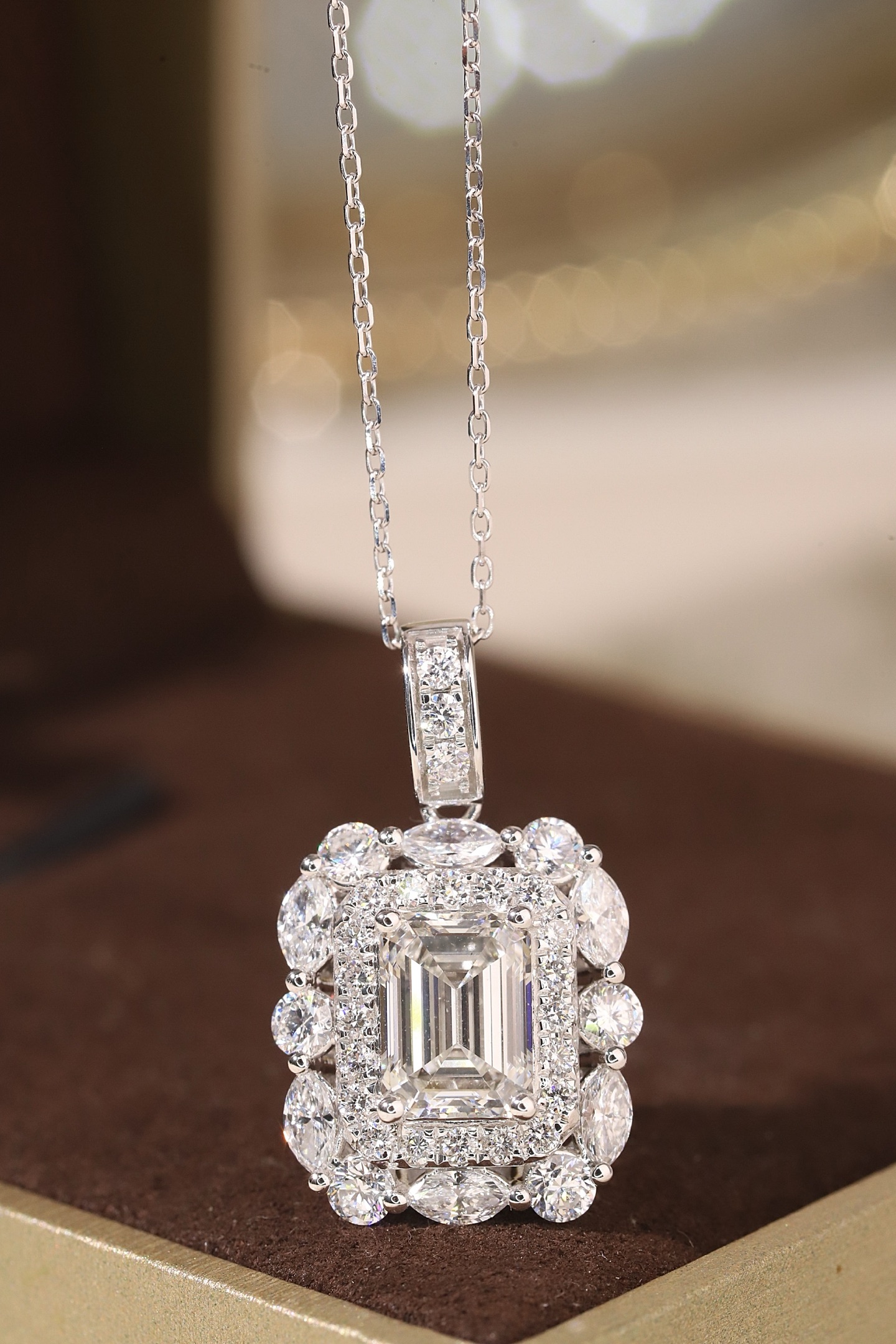 10k gold diamond necklace with a lab-grown diamond of 3.50ct