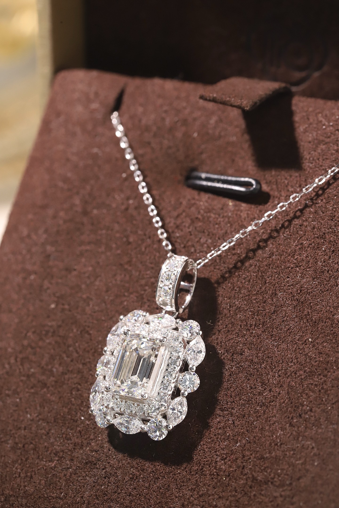 10k gold diamond necklace with a lab-grown diamond of 3.50ct