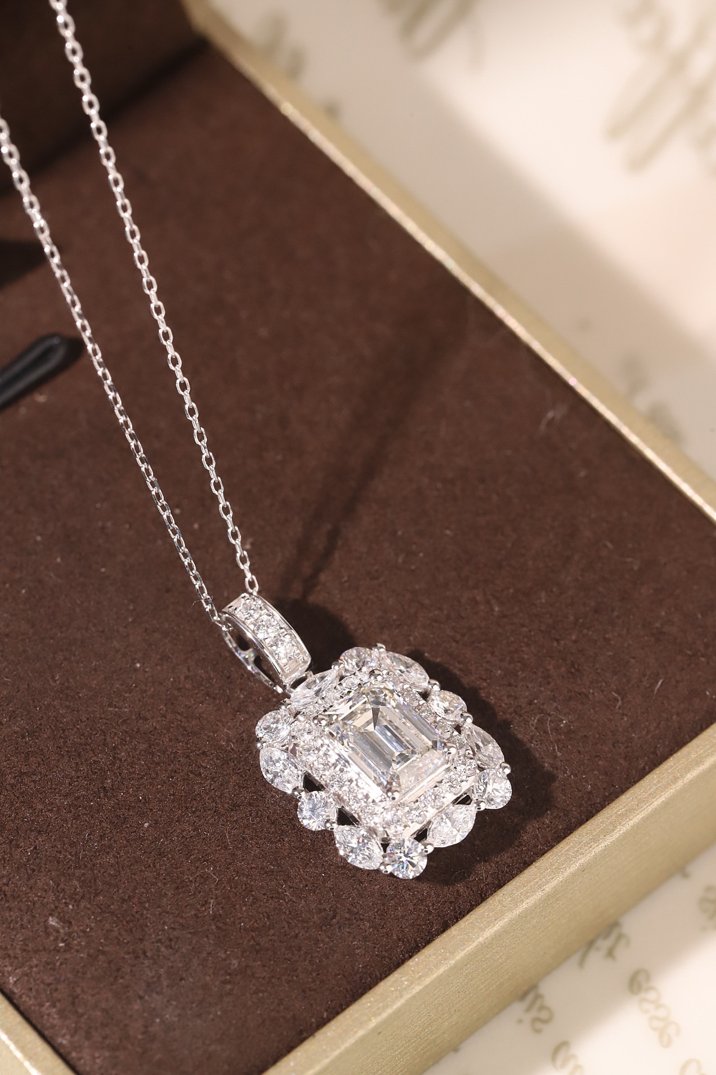 10k gold diamond necklace with a lab-grown diamond of 3.50ct