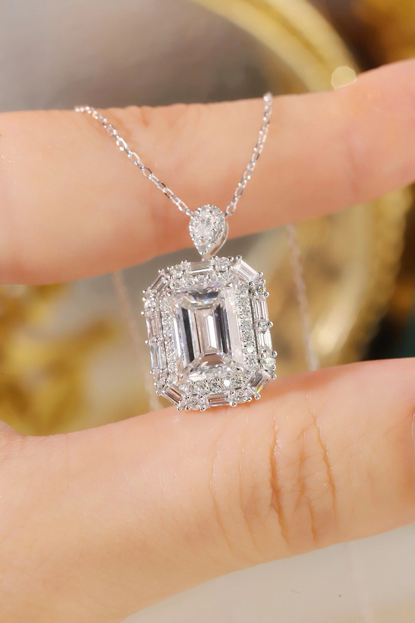 10k gold diamond necklace with a lab-grown diamond of 3.7ct