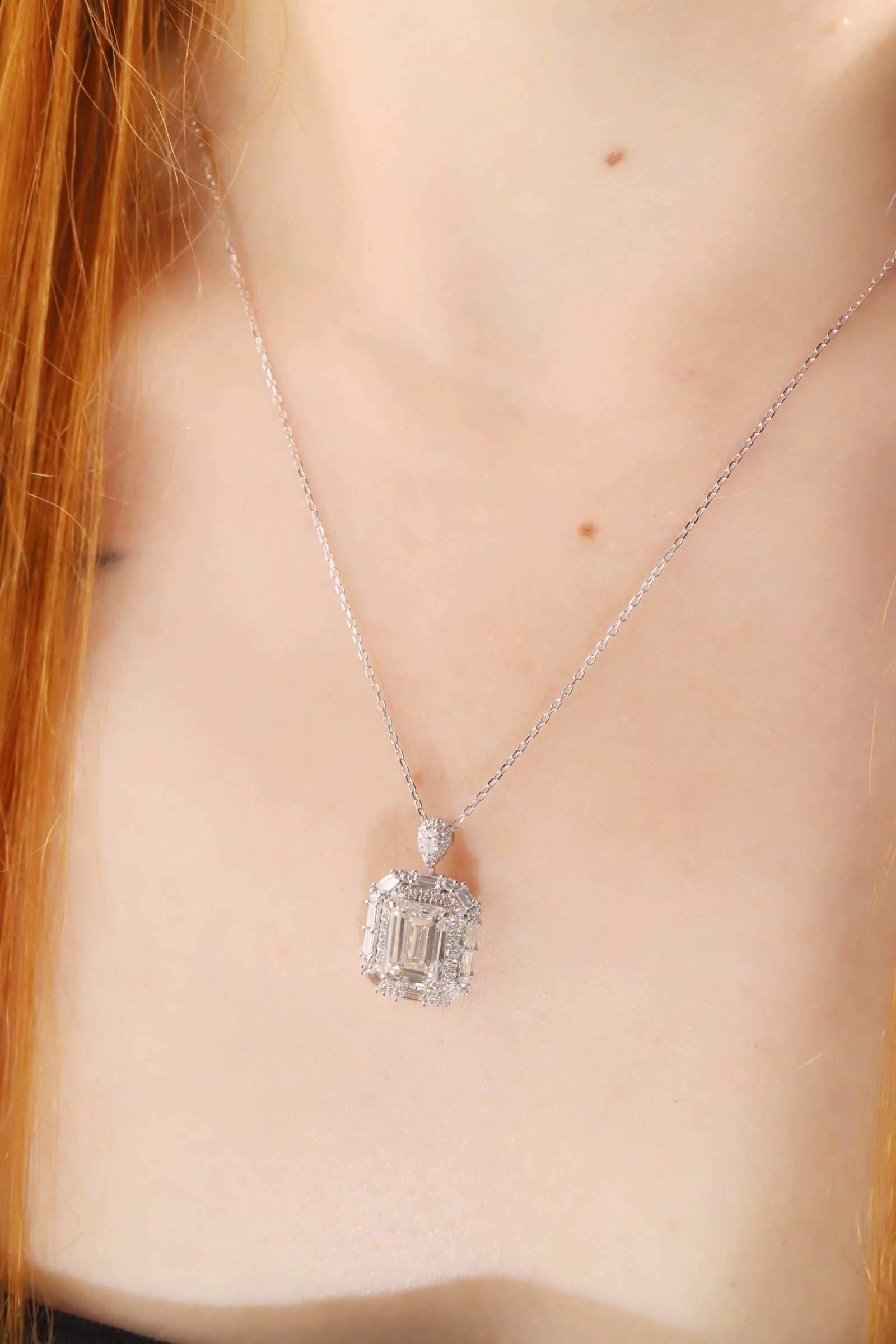 10k gold diamond necklace with a lab-grown diamond of 3.7ct