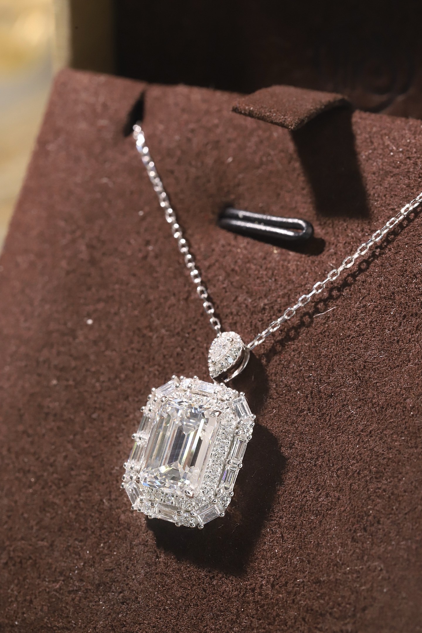 10k gold diamond necklace with a lab-grown diamond of 3.7ct