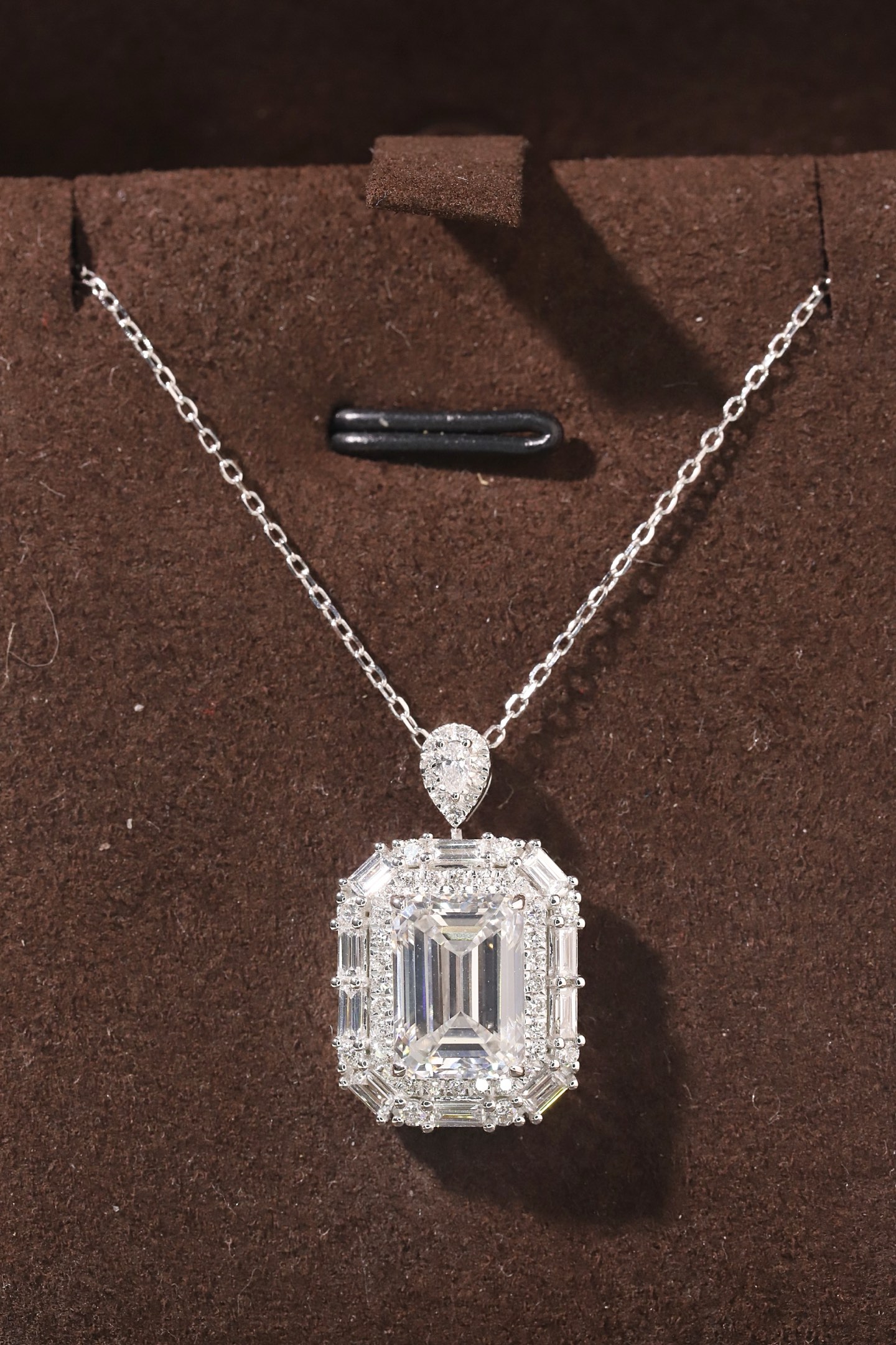 10k gold diamond necklace with a lab-grown diamond of 3.7ct