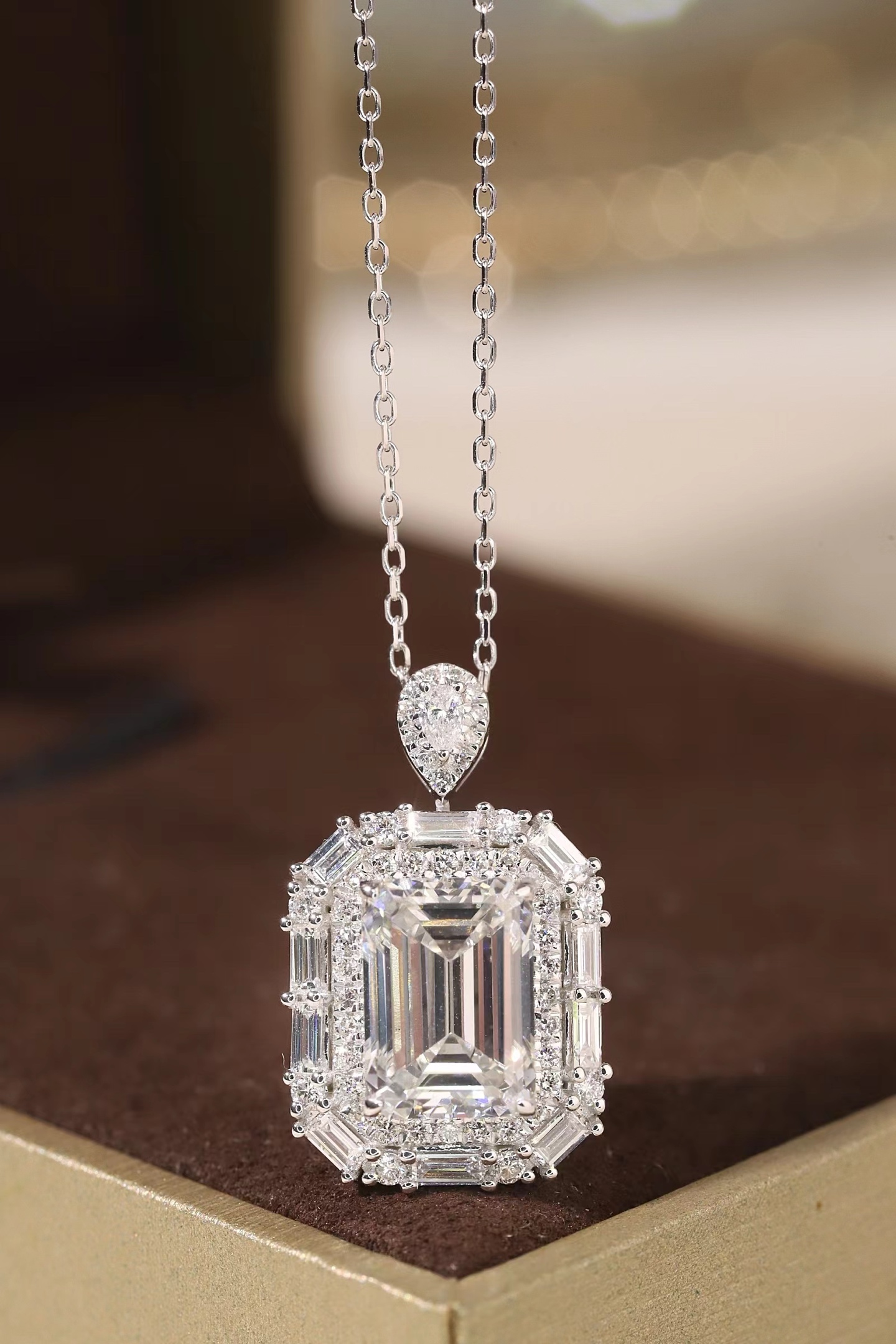 10k gold diamond necklace with a lab-grown diamond of 3.7ct
