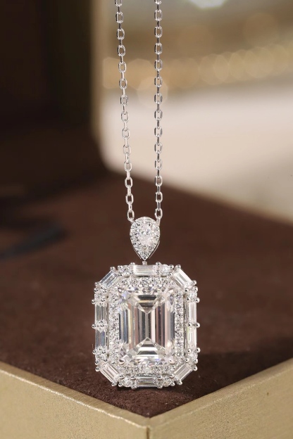 10k gold diamond necklace with a lab-grown diamond of 3.7ct