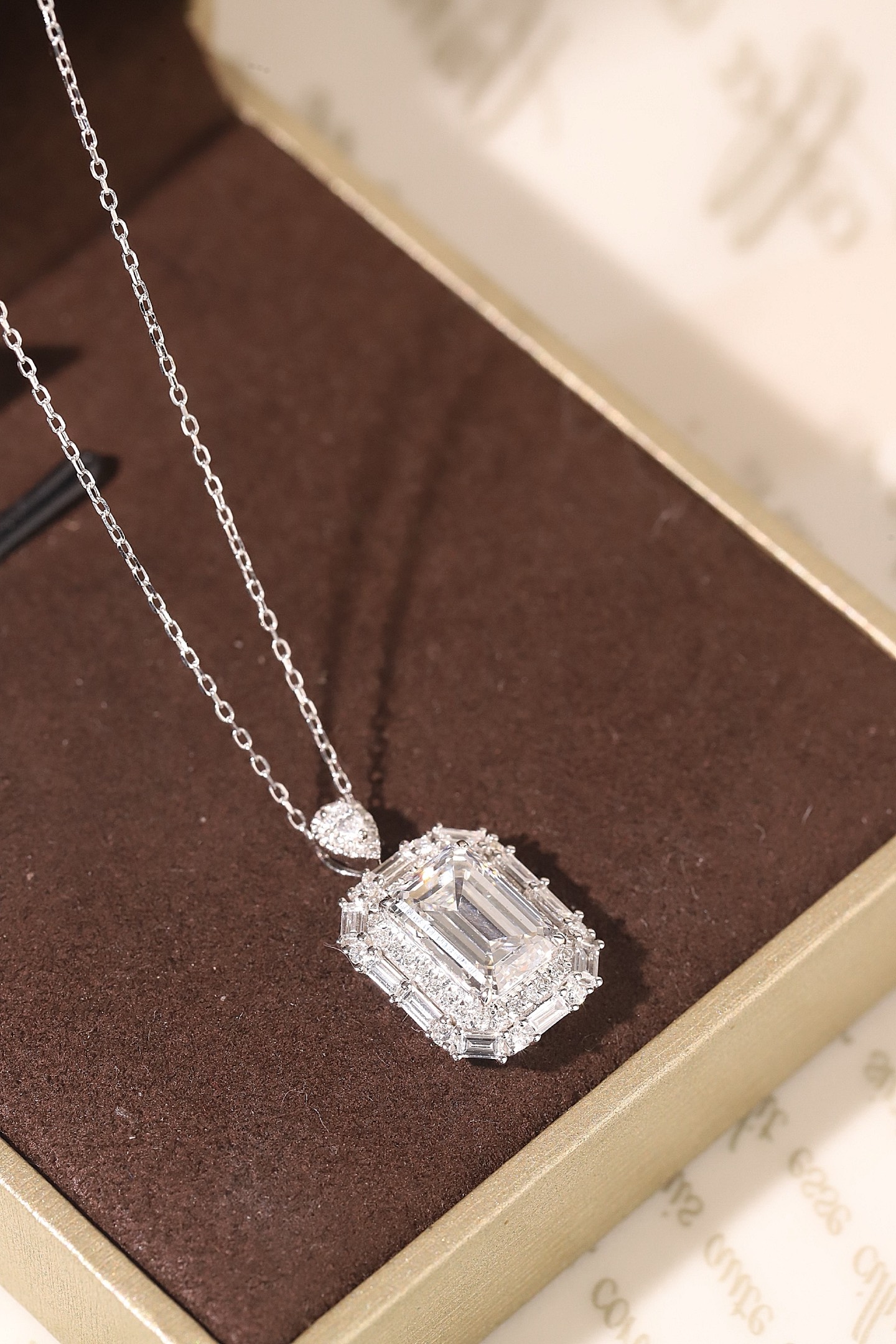 10k gold diamond necklace with a lab-grown diamond of 3.7ct