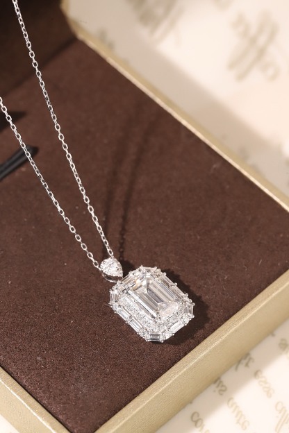 10k gold diamond necklace with a lab-grown diamond of 3.7ct