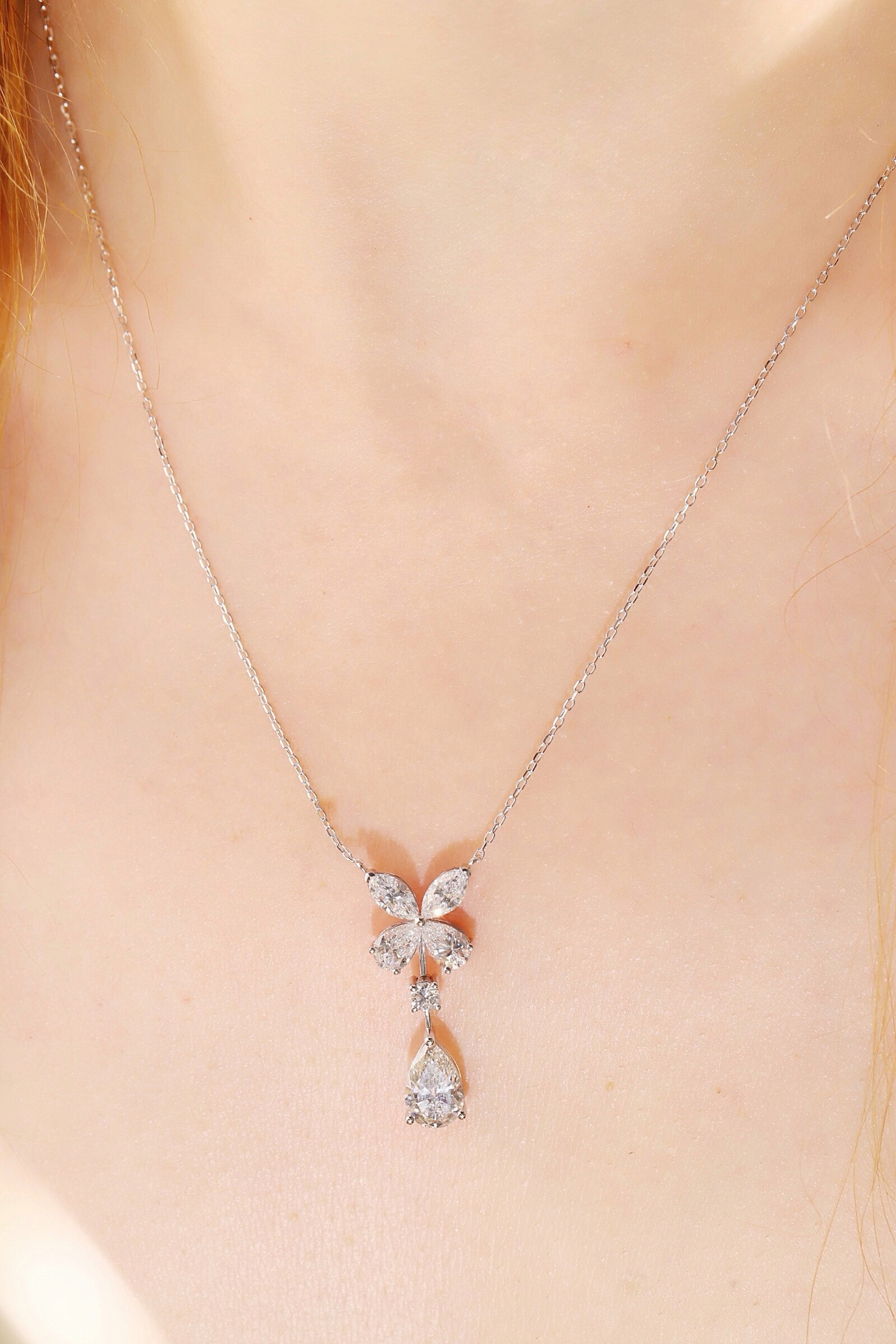 10k gold diamond necklace with a lab-grown diamond of 2.4ct