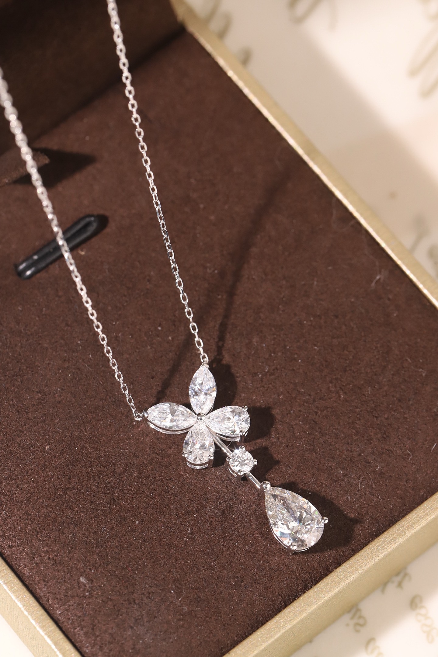 10k gold diamond necklace with a lab-grown diamond of 2.4ct