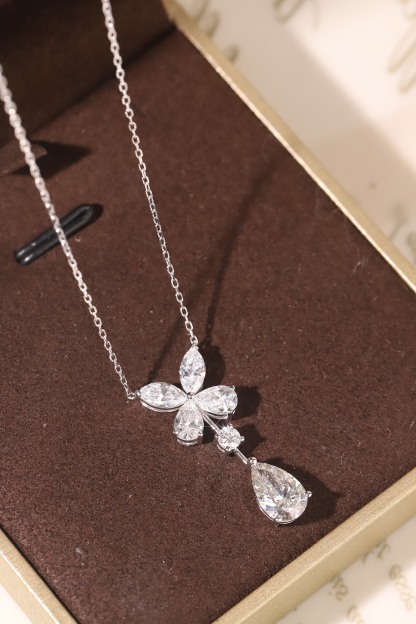 10k gold diamond necklace with a lab-grown diamond of 2.4ct