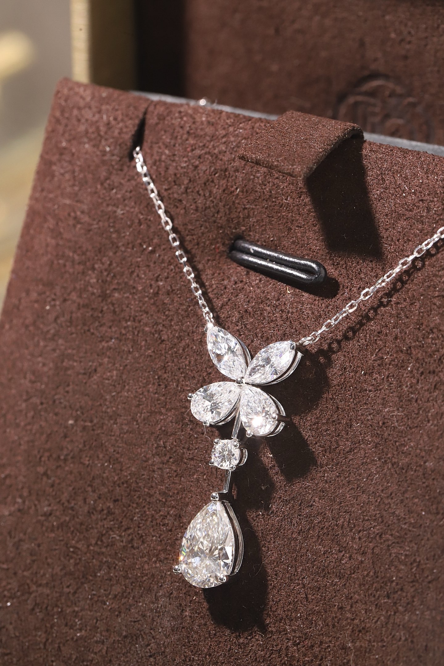 10k gold diamond necklace with a lab-grown diamond of 2.4ct