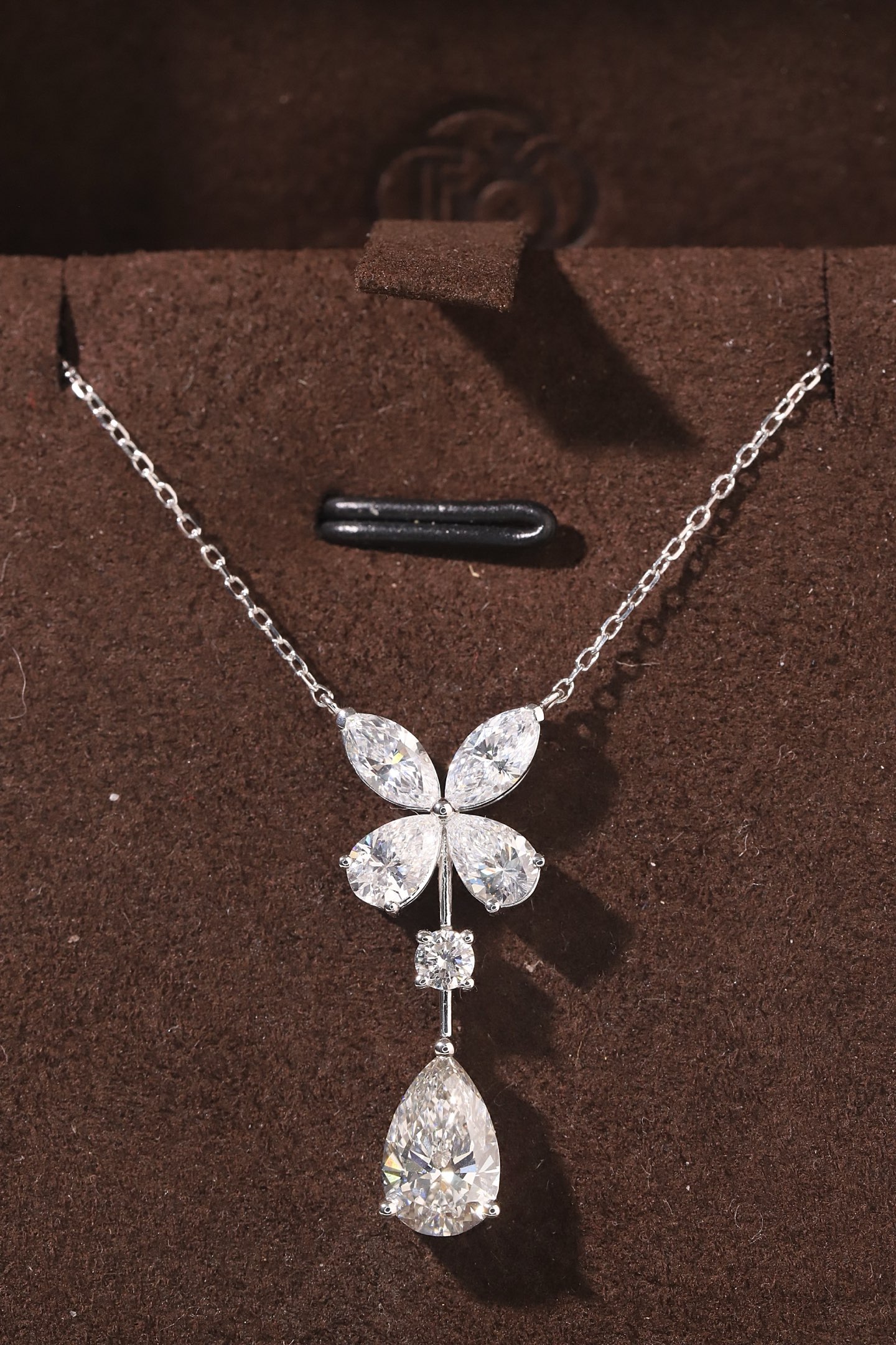 10k gold diamond necklace with a lab-grown diamond of 2.4ct