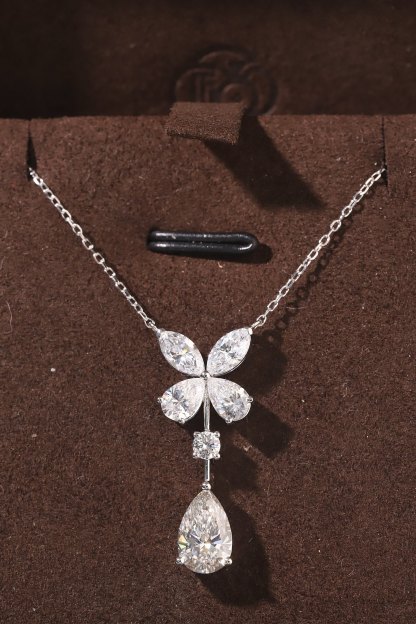 10k gold diamond necklace with a lab-grown diamond of 2.4ct