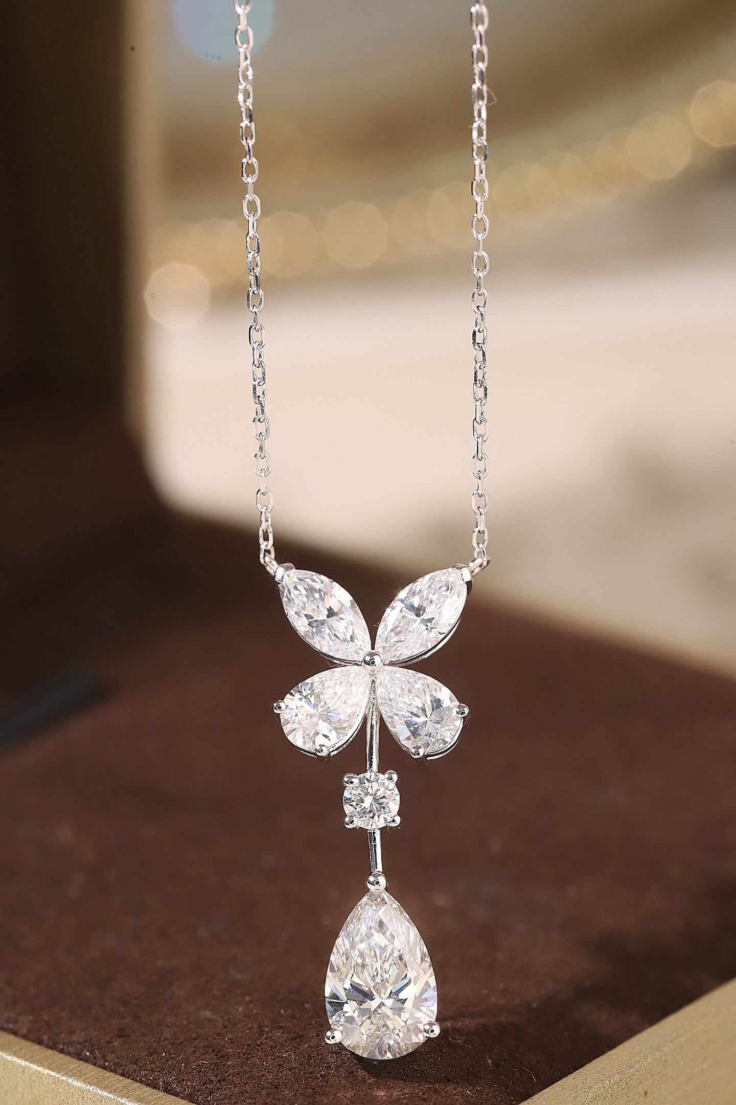 10k gold diamond necklace with a lab-grown diamond of 2.4ct