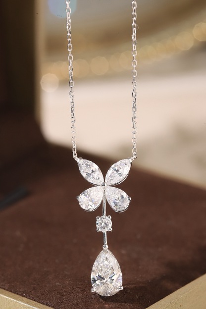 10k gold diamond necklace with a lab-grown diamond of 2.4ct