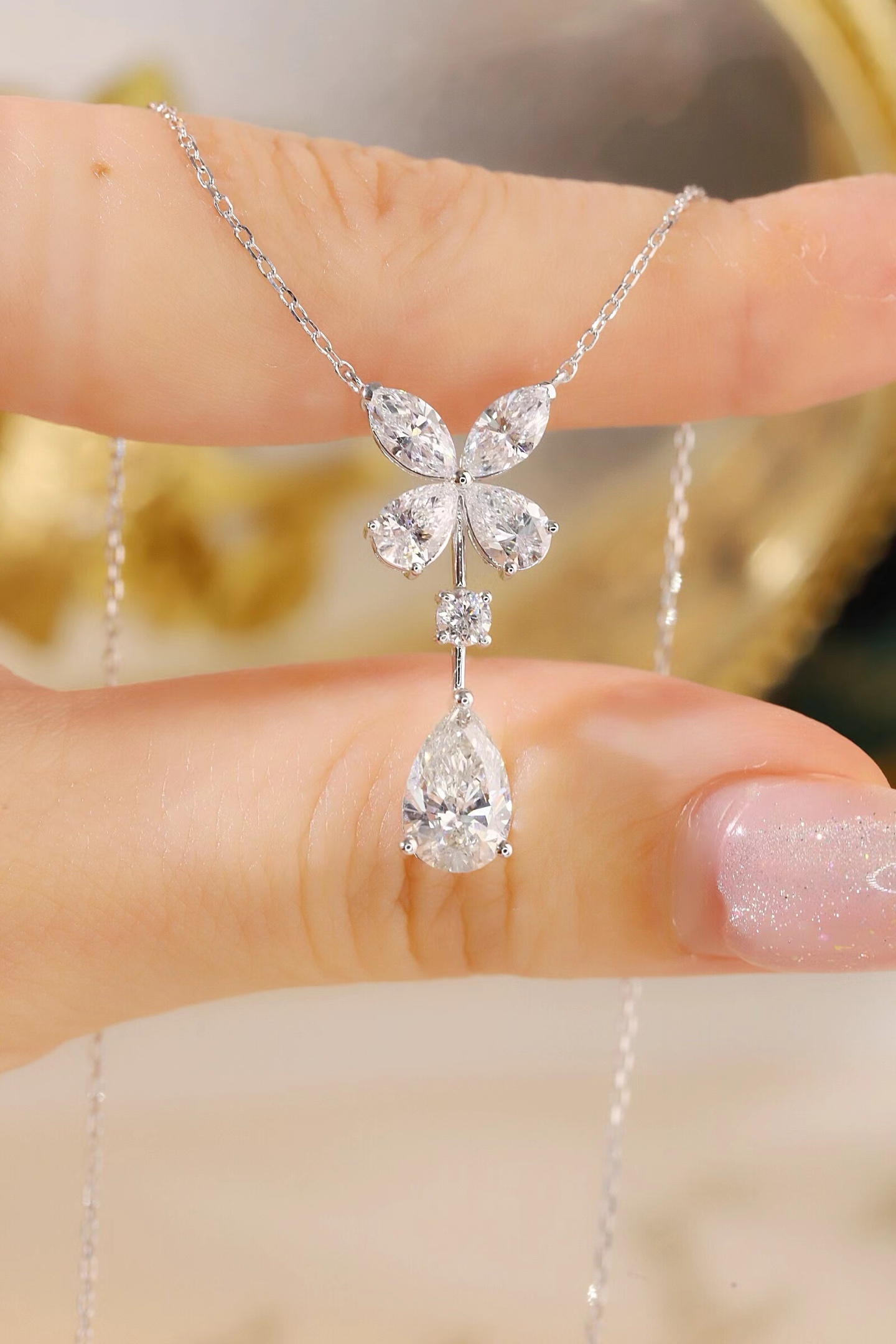 10k gold diamond necklace with a lab-grown diamond of 2.4ct